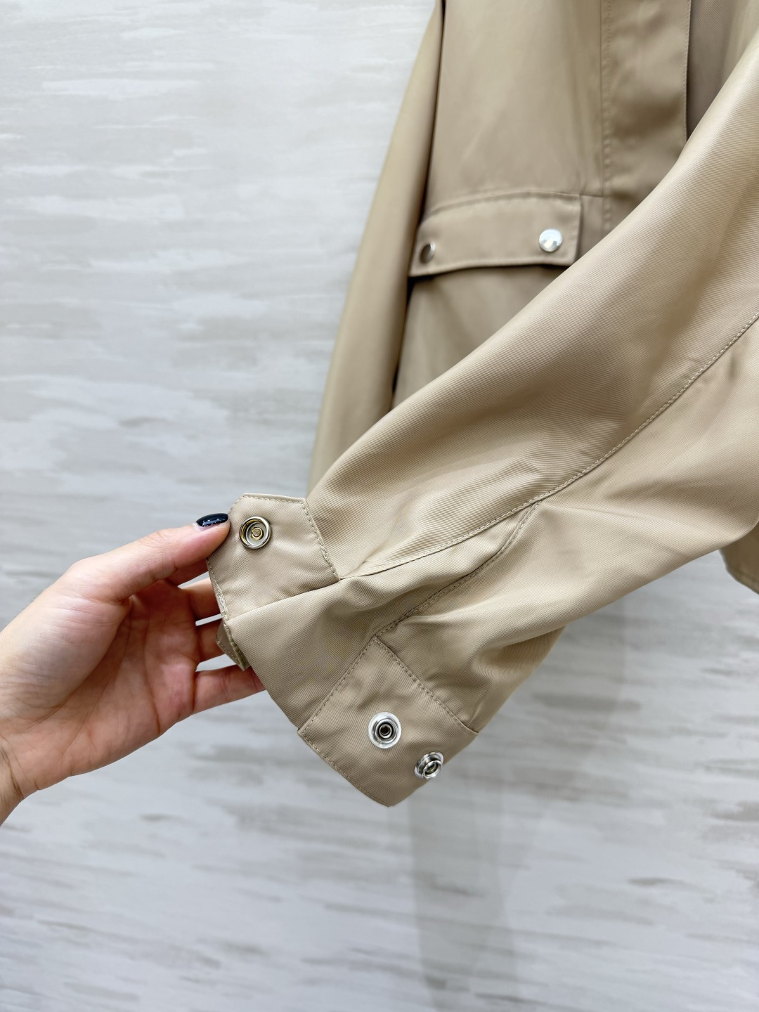 ▫Prad♡²⁶奶茶卡其立领工装短夹克▫哑光防风挺括面料，抗皱易打理▫双侧立体大贴袋+银色金属按扣，工装