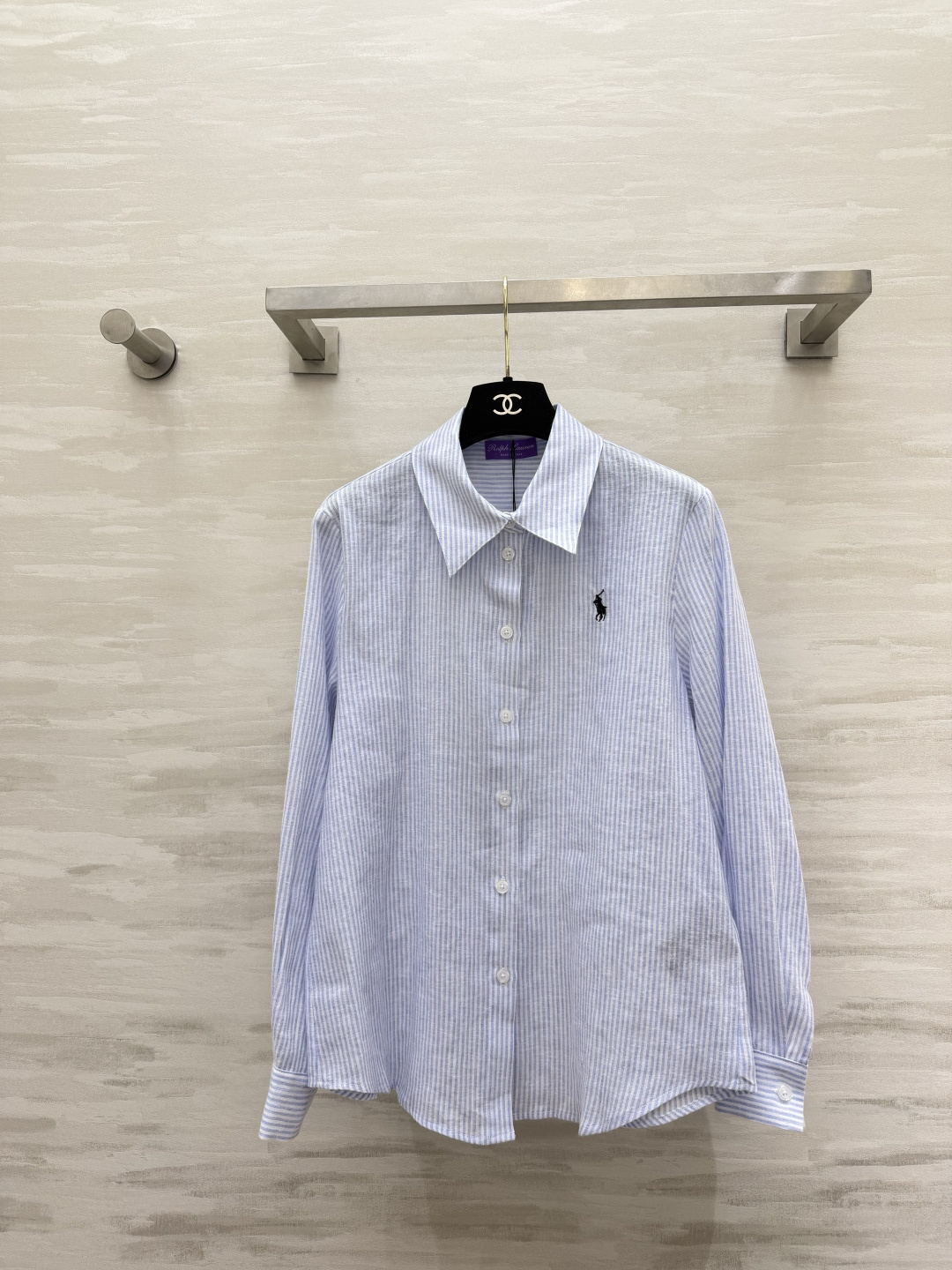 ▫Ralph Lauren浅蓝条纹亚麻长袖衬衫▫透气亚麻棉混纺，夏日凉感面料▫经典细蓝条纹+胸口小马刺绣