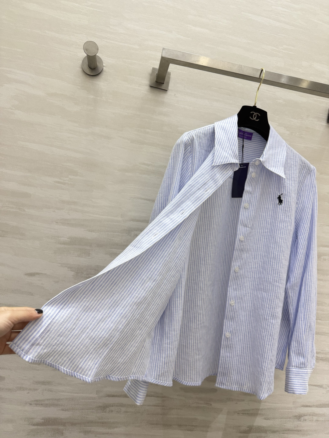 ▫Ralph Lauren浅蓝条纹亚麻长袖衬衫▫透气亚麻棉混纺,夏日凉感面料▫经典细蓝条纹+胸口小马刺绣 ▫Ralph Lauren浅蓝条纹亚麻长袖衬衫▫透气亚麻棉混纺,夏日凉感面料▫经典细蓝条纹+胸口小马刺绣