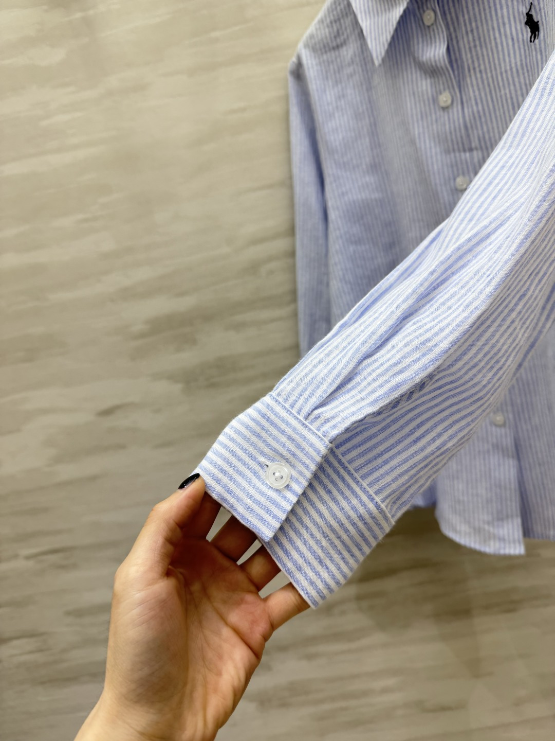 ▫Ralph Lauren浅蓝条纹亚麻长袖衬衫▫透气亚麻棉混纺,夏日凉感面料▫经典细蓝条纹+胸口小马刺绣 ▫Ralph Lauren浅蓝条纹亚麻长袖衬衫▫透气亚麻棉混纺,夏日凉感面料▫经典细蓝条纹+胸口小马刺绣