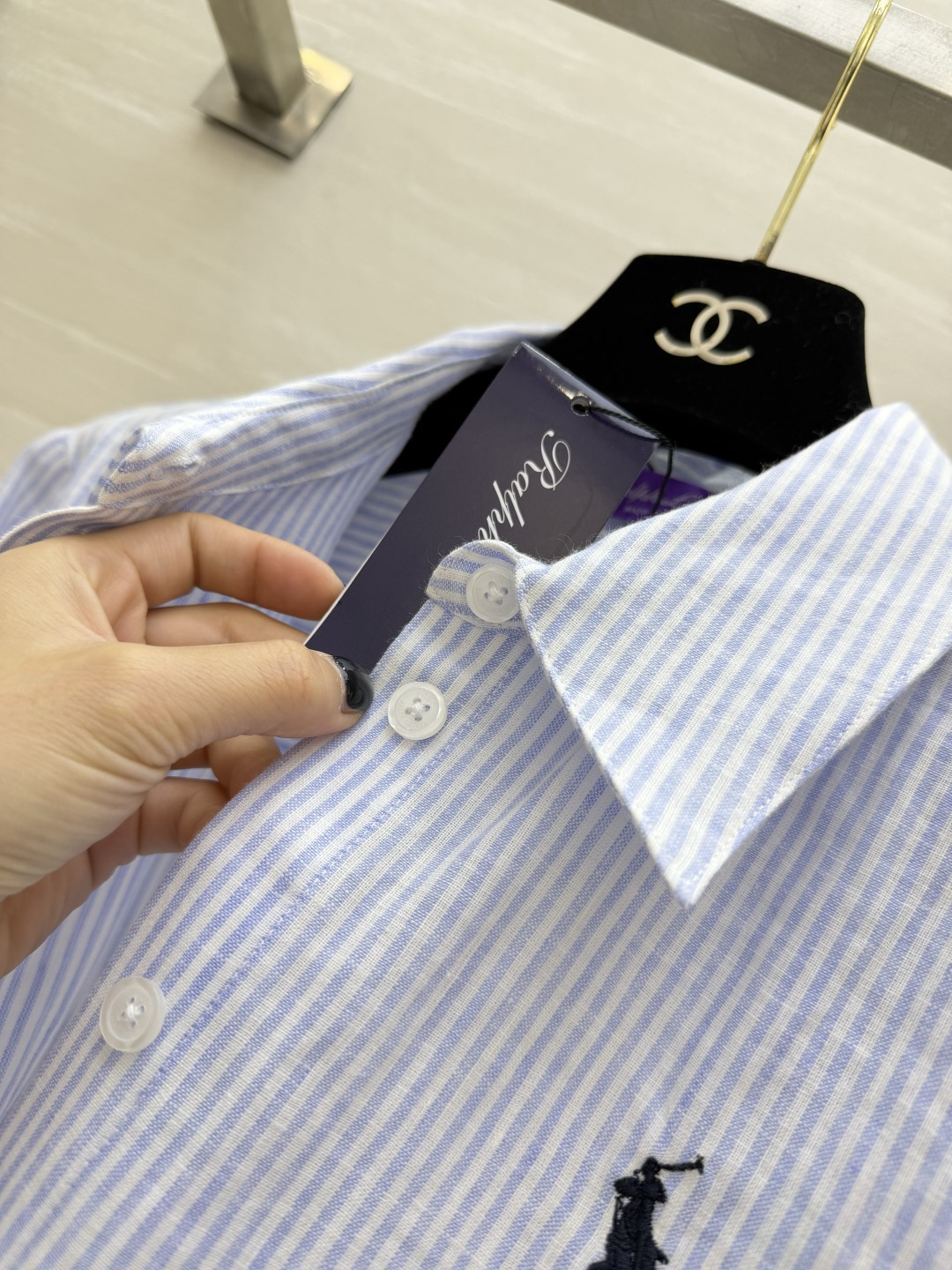 ▫Ralph Lauren浅蓝条纹亚麻长袖衬衫▫透气亚麻棉混纺,夏日凉感面料▫经典细蓝条纹+胸口小马刺绣 ▫Ralph Lauren浅蓝条纹亚麻长袖衬衫▫透气亚麻棉混纺,夏日凉感面料▫经典细蓝条纹+胸口小马刺绣