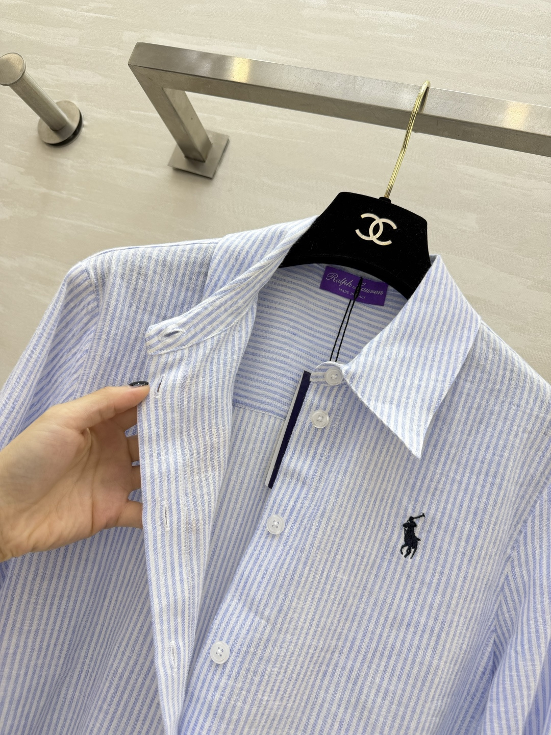 ▫Ralph Lauren浅蓝条纹亚麻长袖衬衫▫透气亚麻棉混纺,夏日凉感面料▫经典细蓝条纹+胸口小马刺绣 ▫Ralph Lauren浅蓝条纹亚麻长袖衬衫▫透气亚麻棉混纺,夏日凉感面料▫经典细蓝条纹+胸口小马刺绣