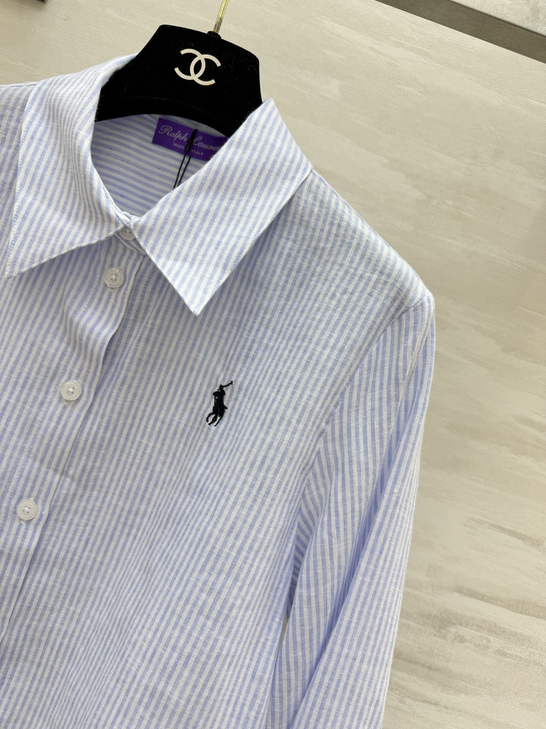 ▫Ralph Lauren浅蓝条纹亚麻长袖衬衫▫透气亚麻棉混纺,夏日凉感面料▫经典细蓝条纹+胸口小马刺绣 ▫Ralph Lauren浅蓝条纹亚麻长袖衬衫▫透气亚麻棉混纺,夏日凉感面料▫经典细蓝条纹+胸口小马刺绣