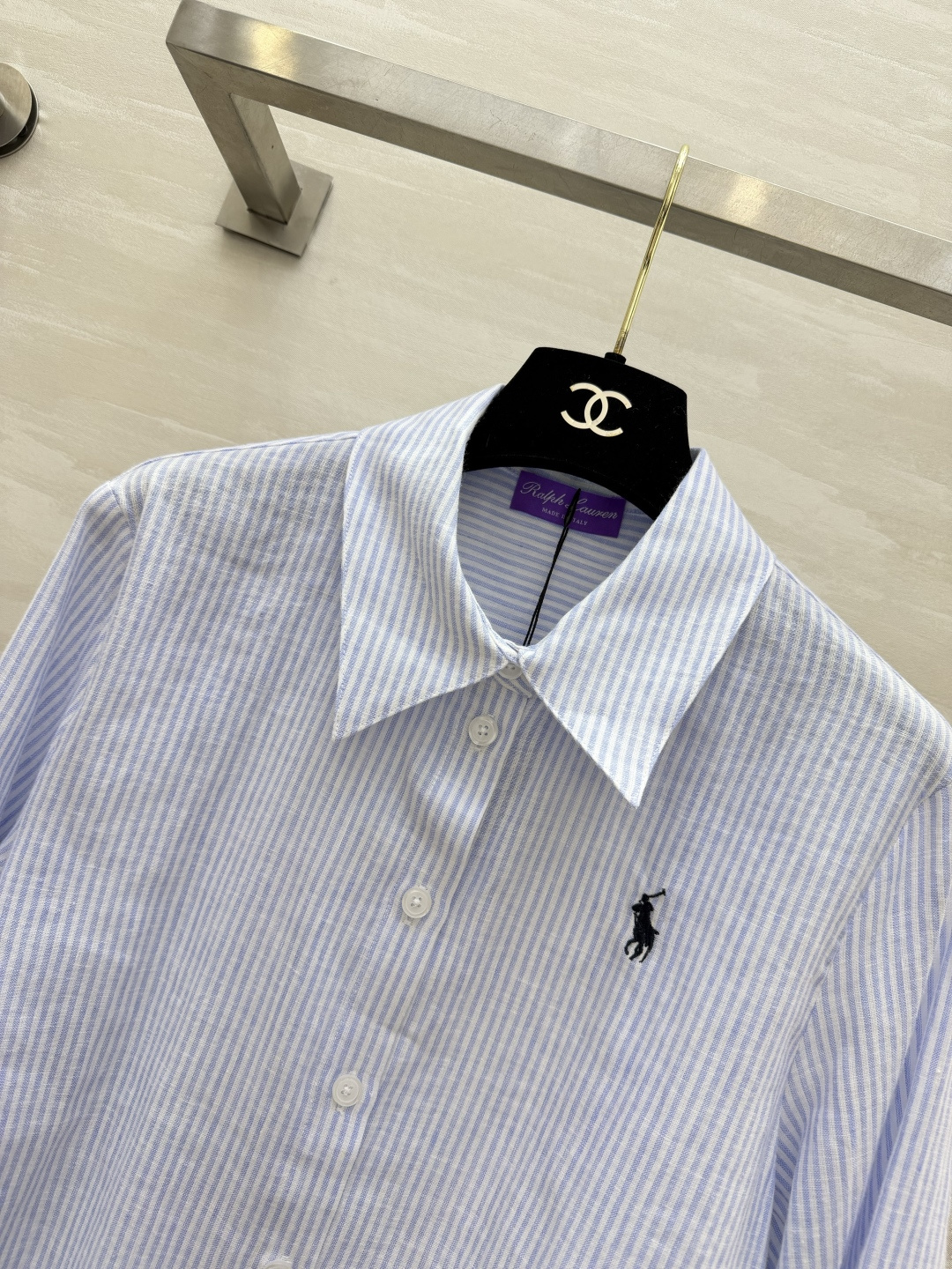 ▫Ralph Lauren浅蓝条纹亚麻长袖衬衫▫透气亚麻棉混纺,夏日凉感面料▫经典细蓝条纹+胸口小马刺绣 ▫Ralph Lauren浅蓝条纹亚麻长袖衬衫▫透气亚麻棉混纺,夏日凉感面料▫经典细蓝条纹+胸口小马刺绣
