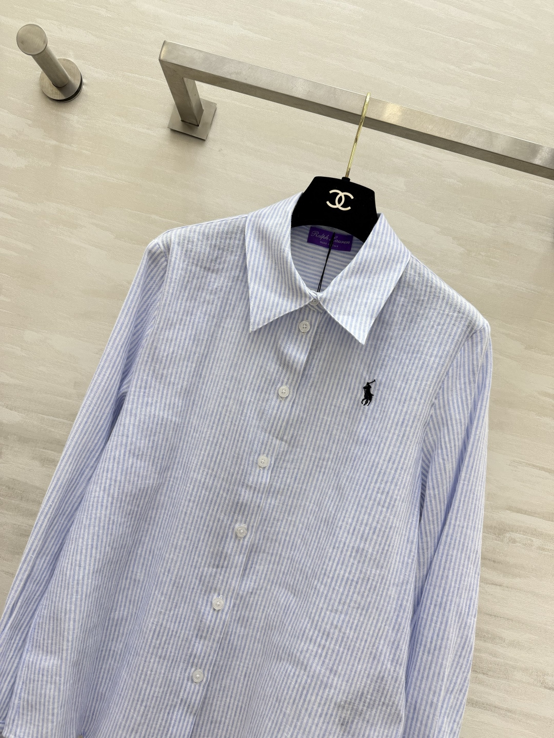 ▫Ralph Lauren浅蓝条纹亚麻长袖衬衫▫透气亚麻棉混纺,夏日凉感面料▫经典细蓝条纹+胸口小马刺绣 ▫Ralph Lauren浅蓝条纹亚麻长袖衬衫▫透气亚麻棉混纺,夏日凉感面料▫经典细蓝条纹+胸口小马刺绣