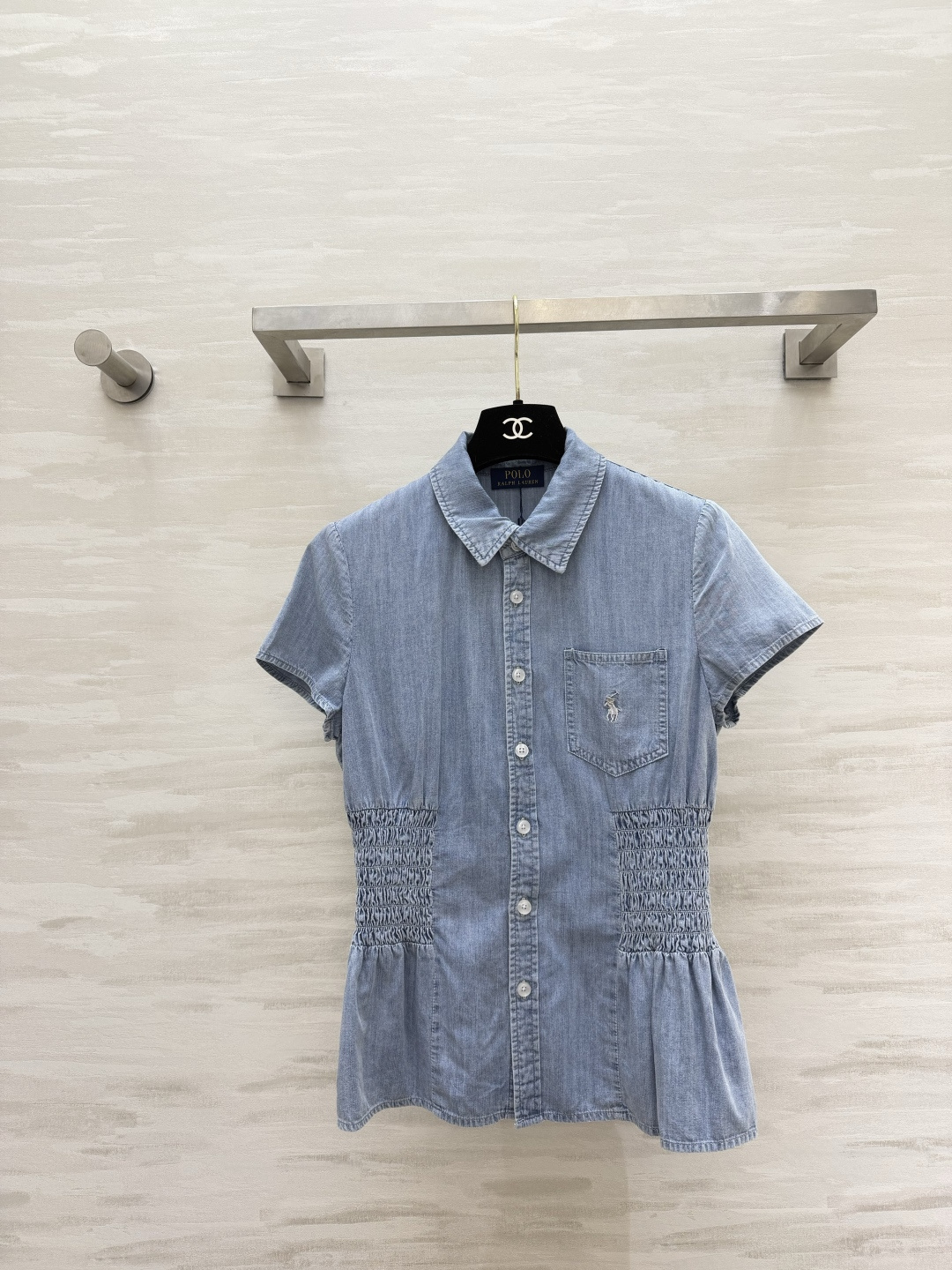 NO:929827,Ralph Lauren washed light blue waisted denim short-sleeved shirt. Lightweight and soft denim fabric, breathable and not stuffy in summer. Mini pony embroidery on the pockets, simple brand details. Pleats on the waist, making the waist slimmer and slimmer. Slightly sloping slim fit, perfect for commuting and dating!  High-quality customization, available in stock first size S/M/L (S size bust 84, length 57), loro piana, shirts, T-shirt,19860909Ralph Lauren水洗浅蓝收腰牛仔短袖衬衫 轻薄软牛仔面料,夏日透气不闷 口袋迷你小马刺绣,简约品牌细节 腰侧打揽褶皱,收腰显瘦自带小蛮腰 微摆修身版型,通勤约会百搭少女上衣！高品质定制 现货首发sizeS/M/L（s码胸围84,衣长57）,,loro piana,shirts,T-shirt,,Women's clothing