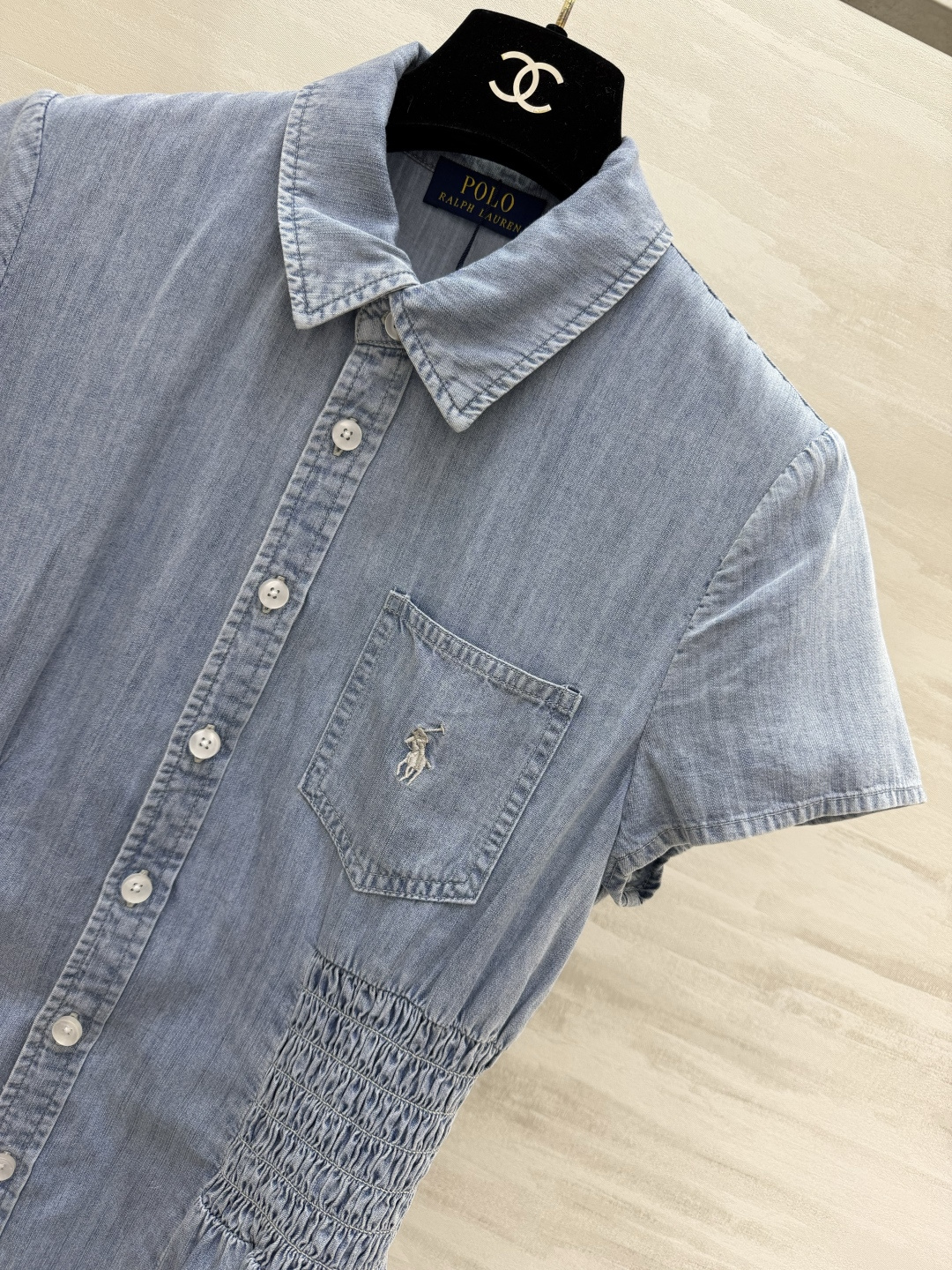 ▫Ralph Lauren²⁶水洗浅蓝收腰牛仔短袖衬衫▫轻薄软牛仔面料，夏日透气不闷▫口袋迷你小马刺绣，