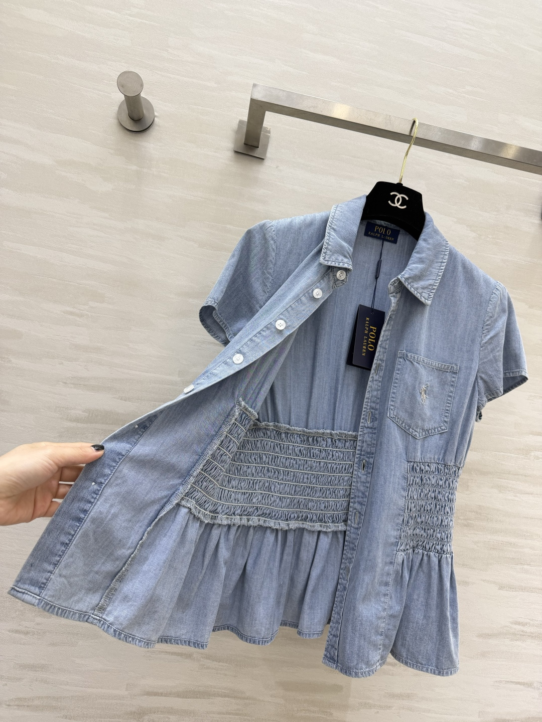 ▫Ralph Lauren²⁶水洗浅蓝收腰牛仔短袖衬衫▫轻薄软牛仔面料，夏日透气不闷▫口袋迷你小马刺绣，
