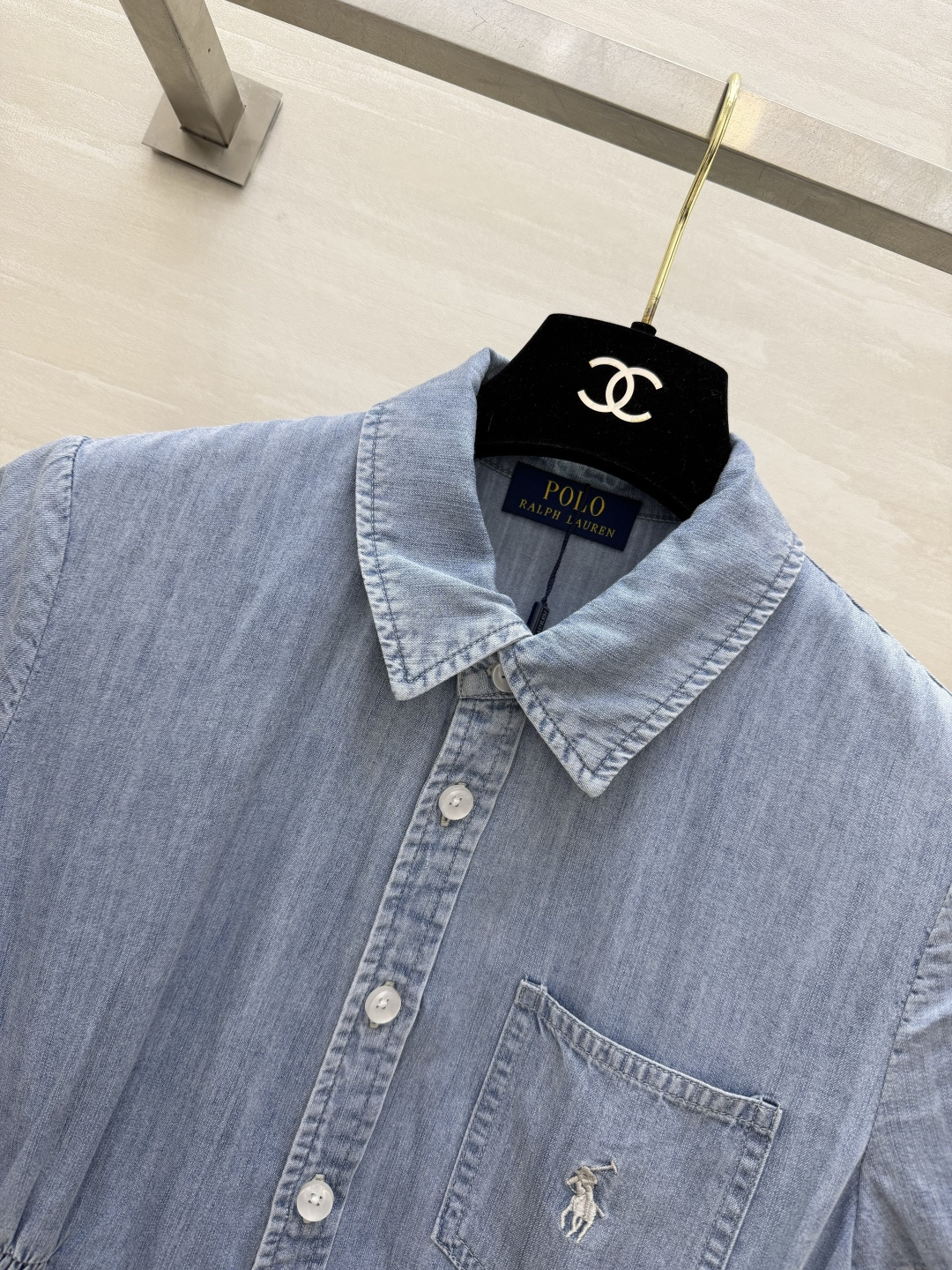 ▫Ralph Lauren²⁶水洗浅蓝收腰牛仔短袖衬衫▫轻薄软牛仔面料，夏日透气不闷▫口袋迷你小马刺绣，