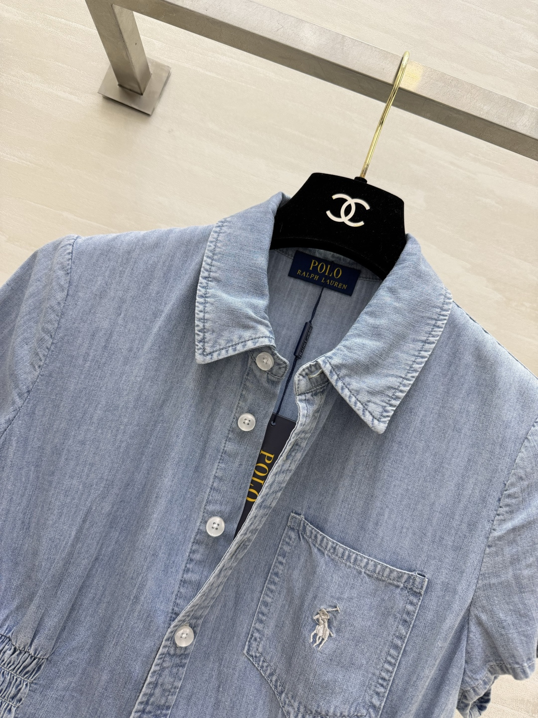 ▫Ralph Lauren²⁶水洗浅蓝收腰牛仔短袖衬衫▫轻薄软牛仔面料，夏日透气不闷▫口袋迷你小马刺绣，