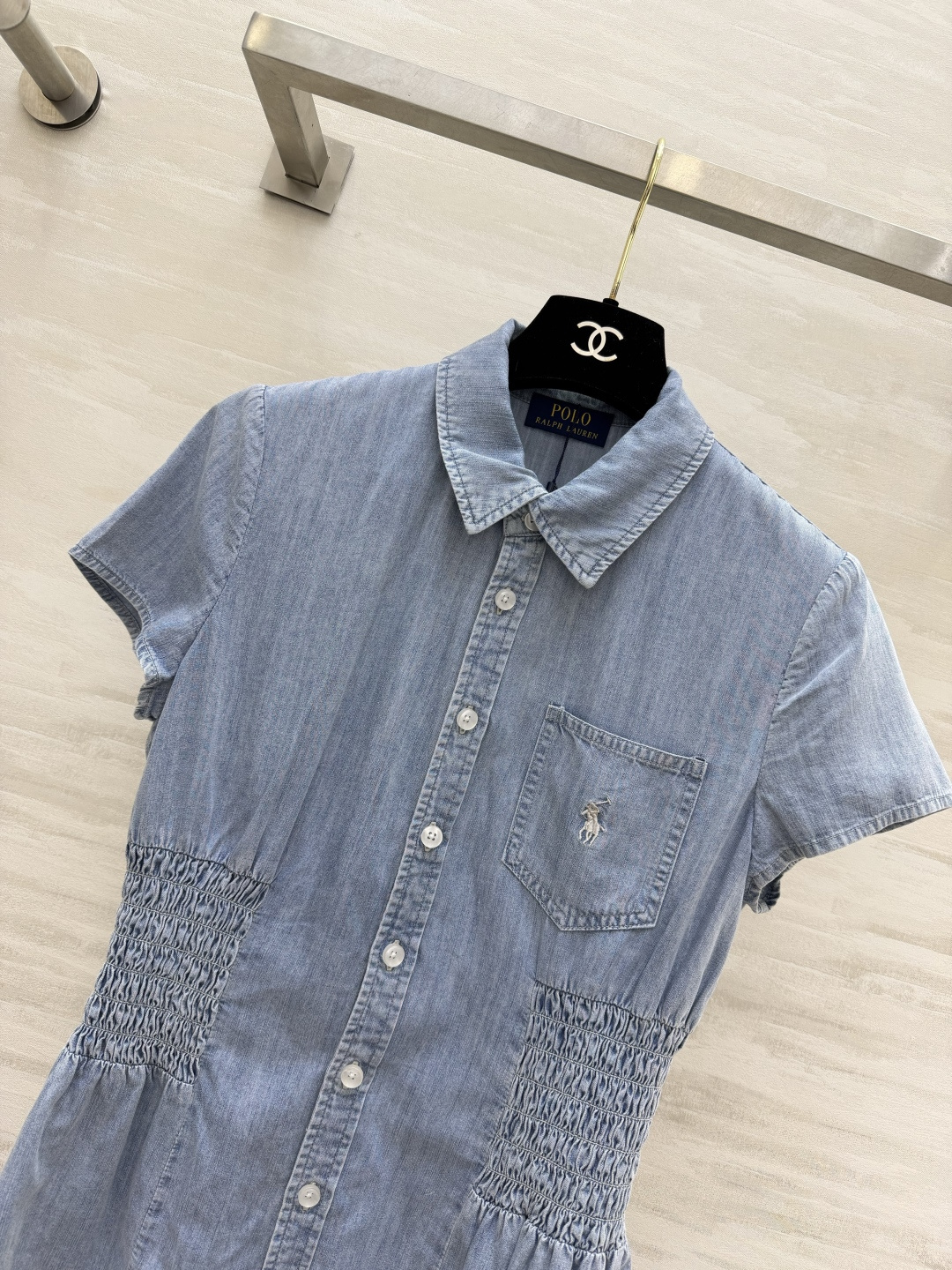▫Ralph Lauren²⁶水洗浅蓝收腰牛仔短袖衬衫▫轻薄软牛仔面料，夏日透气不闷▫口袋迷你小马刺绣，