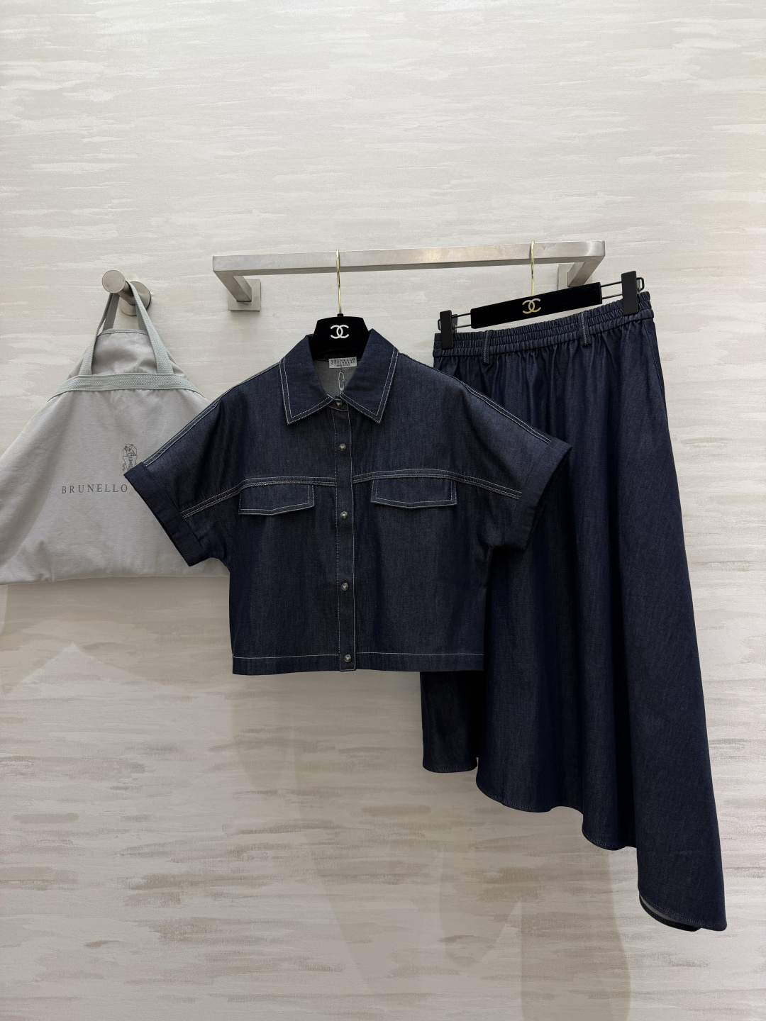 NO:929765,Brunello Cucinell navy blue denim short-sleeve + skirt suit. Soft ultra-fine denim fabric, matte primary color, high-end and durable. Contrasting top-stitched short shirt, dropped shoulder sleeves to make you slimmer and proportional. Elastic waist and irregular drape long skirt, tolerant of all body types. Italian minimalist outfit, universal suit for commuting and leisure!  High-quality customization, available in stock first size S/M/L (S size bust 108, length 45, elastic waist 64, skirt length 69-84), brunello cucinelli, skirts, shirts, T-shirt,19860909Brunello Cucinell藏青牛仔短袖+半裙套装 柔软超细丹宁面料,哑光原色高级耐看 撞色明线短款衬衫,落肩袖显瘦显比例 松紧腰不规则垂感长裙,包容各种身材 意式极简成套穿搭,通勤休闲万能套装！高品质定制 现货首发sizeS/M/L（s码胸围108,衣长45,弹力腰围64,裙长69-84）,,brunello cucinelli,skirts,shirts,T-shirt,,Women's clothing