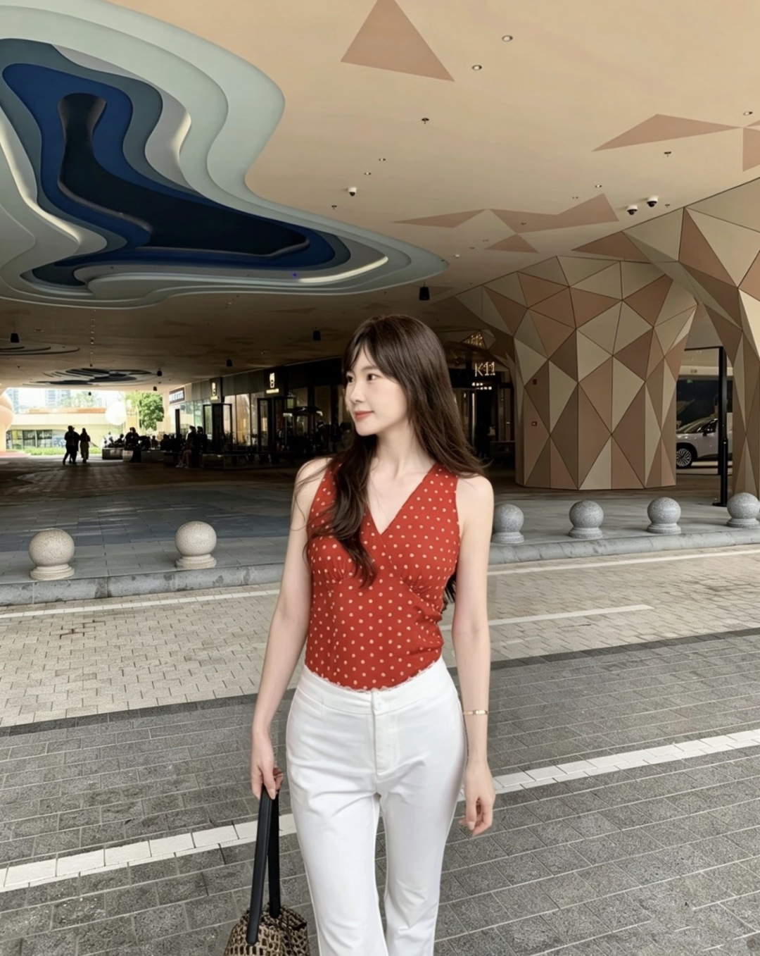 ▫ysl碎花V领无袖丝质背心 ▫柔光垂顺面料，透气亲肤自带光泽 ▫立体胸杯剪裁，修饰肩颈线条 ▫三色碎花可选：红/藏青/