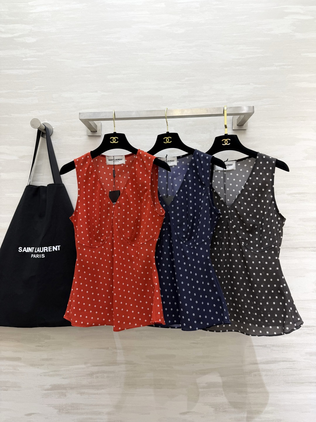 ▫ysl碎花V领无袖丝质背心 ▫柔光垂顺面料，透气亲肤自带光泽 ▫立体胸杯剪裁，修饰肩颈线条 ▫三色碎花可选：红/藏青/