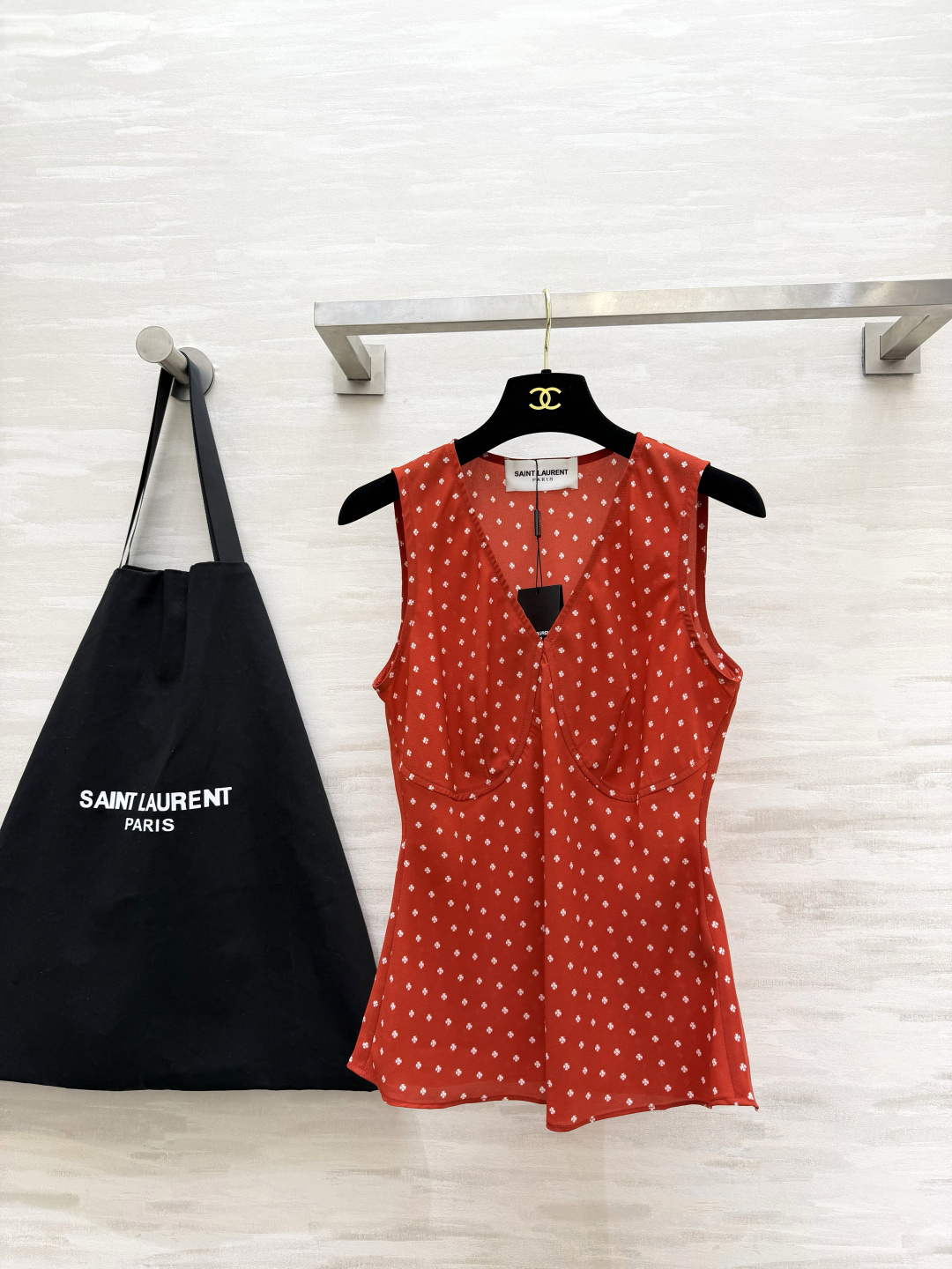 NO:931620,ysl floral V-neck sleeveless silk vest. Soft and smooth fabric, breathable and skin-friendly with luster. Three-dimensional breast cup tailoring to modify the shoulder and neck lines. Three-color floral pattern in red/navy/black. Retro waist-cinching hem, versatile inner wear for commuting and dating!  High-quality customization, available in stock first size S/M/L/XL (M size bust 92, length 60),,saint laurent,19860909ysl碎花V领无袖丝质背心 柔光垂顺面料,透气亲肤自带光泽 立体胸杯剪裁,修饰肩颈线条 三色碎花可选红/藏青/黑 复古收腰小摆,通勤约会百搭内搭！高品质定制 现货首发sizeS/M/L/XL（M码胸围92,衣长60）,,saint laurent,,Women's clothing