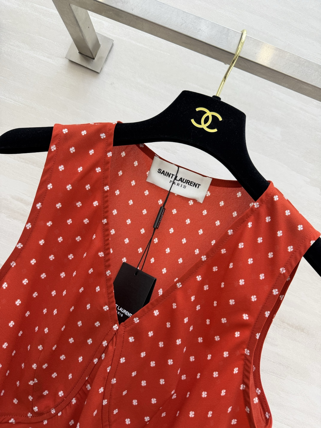 ▫ysl碎花V领无袖丝质背心 ▫柔光垂顺面料，透气亲肤自带光泽 ▫立体胸杯剪裁，修饰肩颈线条 ▫三色碎花可选：红/藏青/