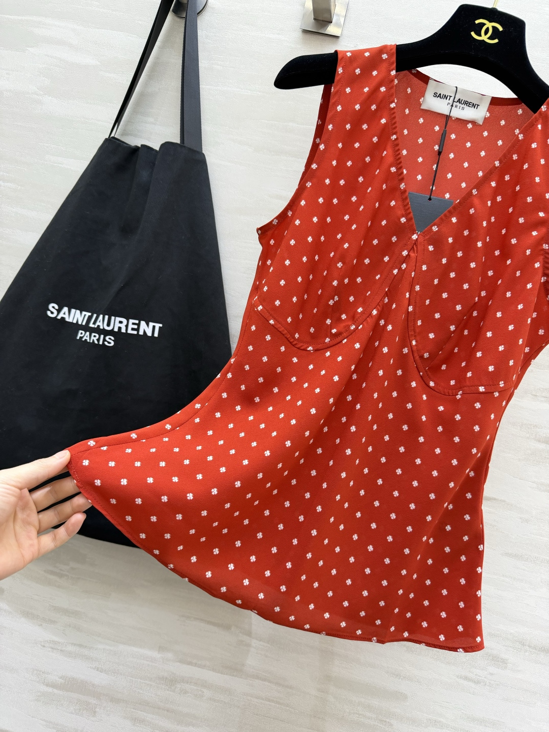 ▫ysl碎花V领无袖丝质背心 ▫柔光垂顺面料，透气亲肤自带光泽 ▫立体胸杯剪裁，修饰肩颈线条 ▫三色碎花可选：红/藏青/