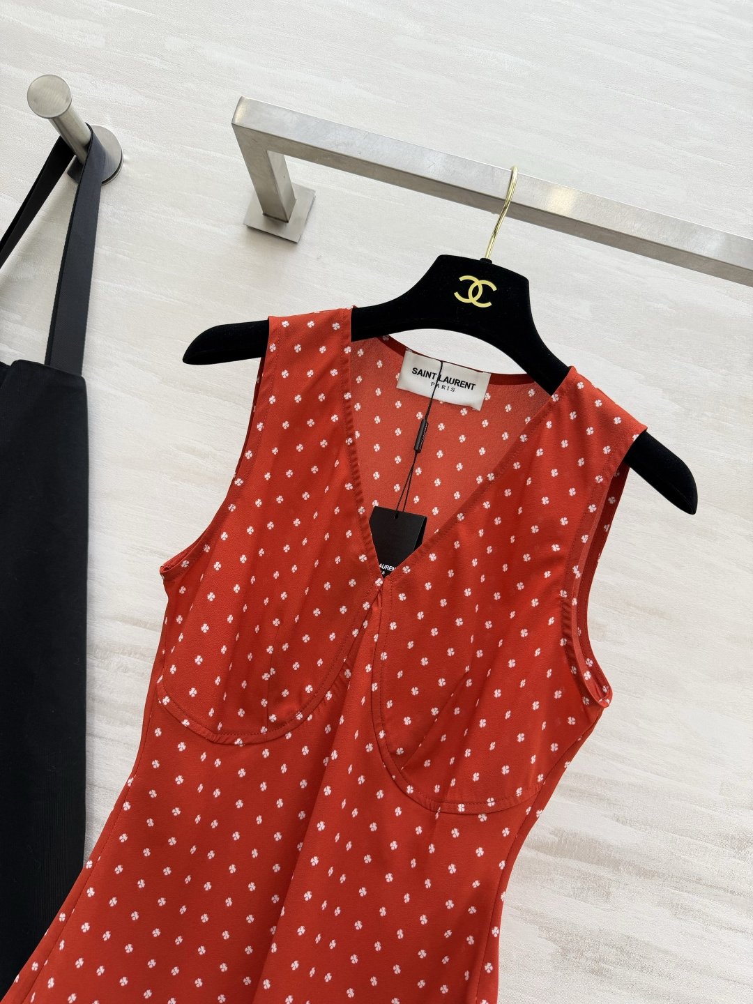 ▫ysl碎花V领无袖丝质背心 ▫柔光垂顺面料，透气亲肤自带光泽 ▫立体胸杯剪裁，修饰肩颈线条 ▫三色碎花可选：红/藏青/