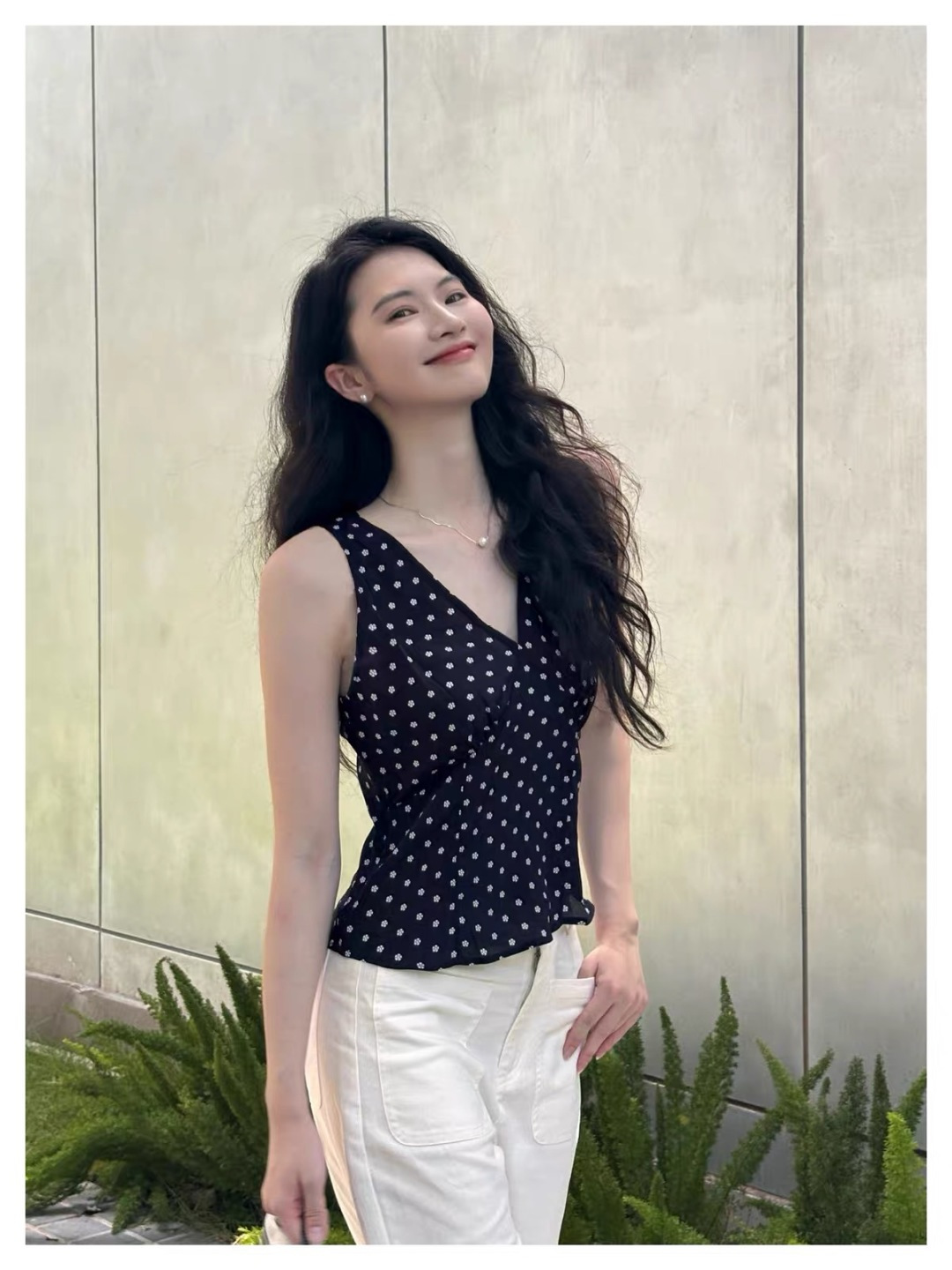 ▫ysl碎花V领无袖丝质背心 ▫柔光垂顺面料，透气亲肤自带光泽 ▫立体胸杯剪裁，修饰肩颈线条 ▫三色碎花可选：红/藏青/