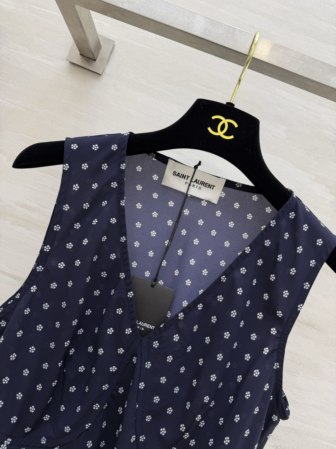 ▫ysl碎花V领无袖丝质背心 ▫柔光垂顺面料，透气亲肤自带光泽 ▫立体胸杯剪裁，修饰肩颈线条 ▫三色碎花可选：红/藏青/