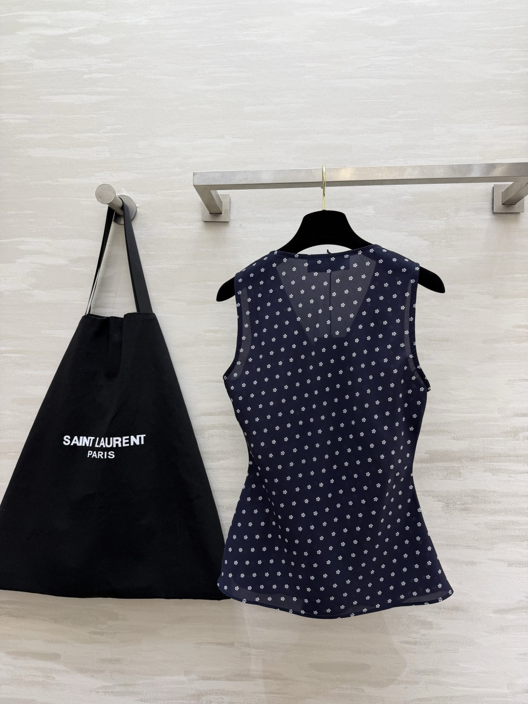 ▫ysl碎花V领无袖丝质背心 ▫柔光垂顺面料，透气亲肤自带光泽 ▫立体胸杯剪裁，修饰肩颈线条 ▫三色碎花可选：红/藏青/