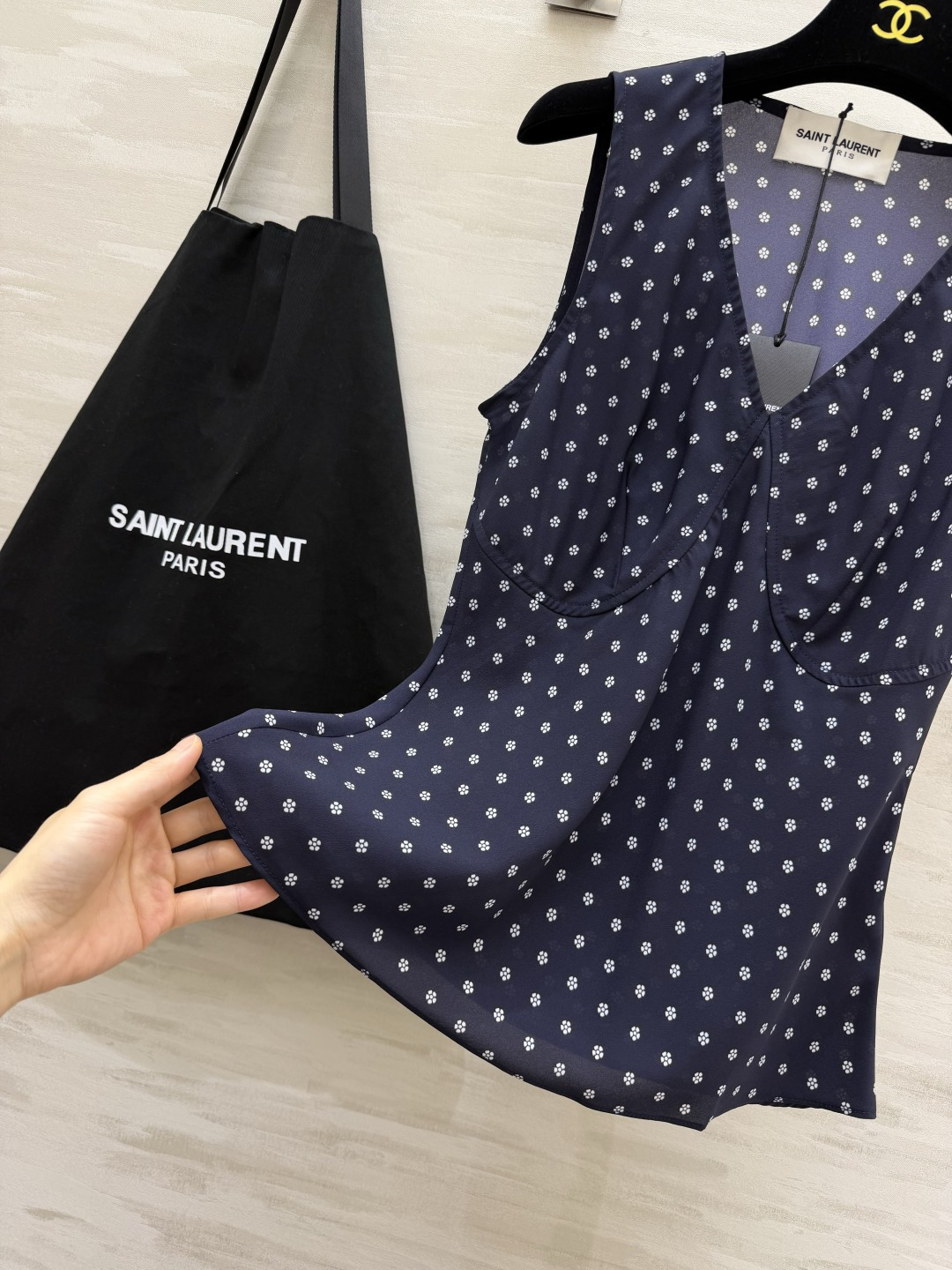 ▫ysl碎花V领无袖丝质背心 ▫柔光垂顺面料，透气亲肤自带光泽 ▫立体胸杯剪裁，修饰肩颈线条 ▫三色碎花可选：红/藏青/