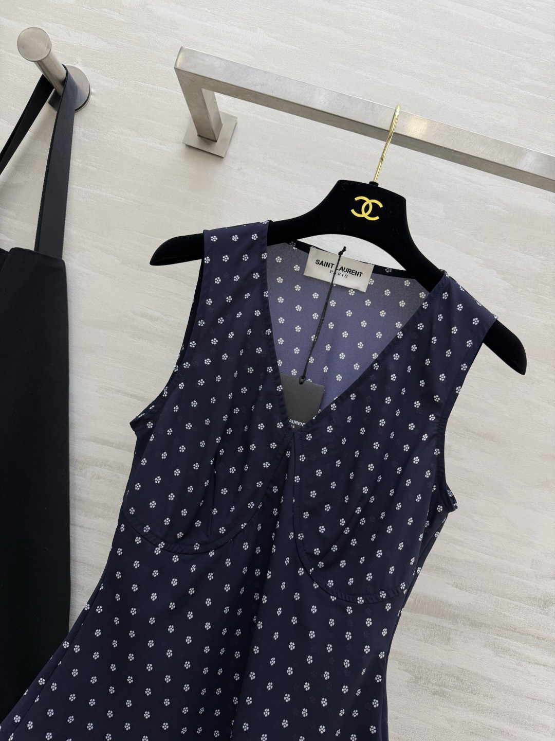 ▫ysl碎花V领无袖丝质背心 ▫柔光垂顺面料，透气亲肤自带光泽 ▫立体胸杯剪裁，修饰肩颈线条 ▫三色碎花可选：红/藏青/