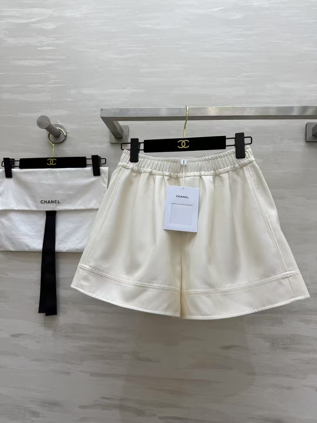 NO:931586,#ChanessItalian imported worsted wool shorts. Customized fabrics. The fabric is shiny and wide and drape. Super invincible and easy-to-wear pants. The upper body is taller and slimmer. High-quality customization. Available in stock first size 36/38/40/42 (size 36 elastic waist 60, pants length 41),,chanel,shorts,19860909#Chaness意大利进口精纺羊毛短裤 定制面料面料光泽挺阔垂坠 超级无敌好穿的裤型 上身巨显高显瘦 高品质定制 现货首发size36/38/40/42（36码弹力腰围60,裤长41）,,chanel,shorts,,Women's clothing