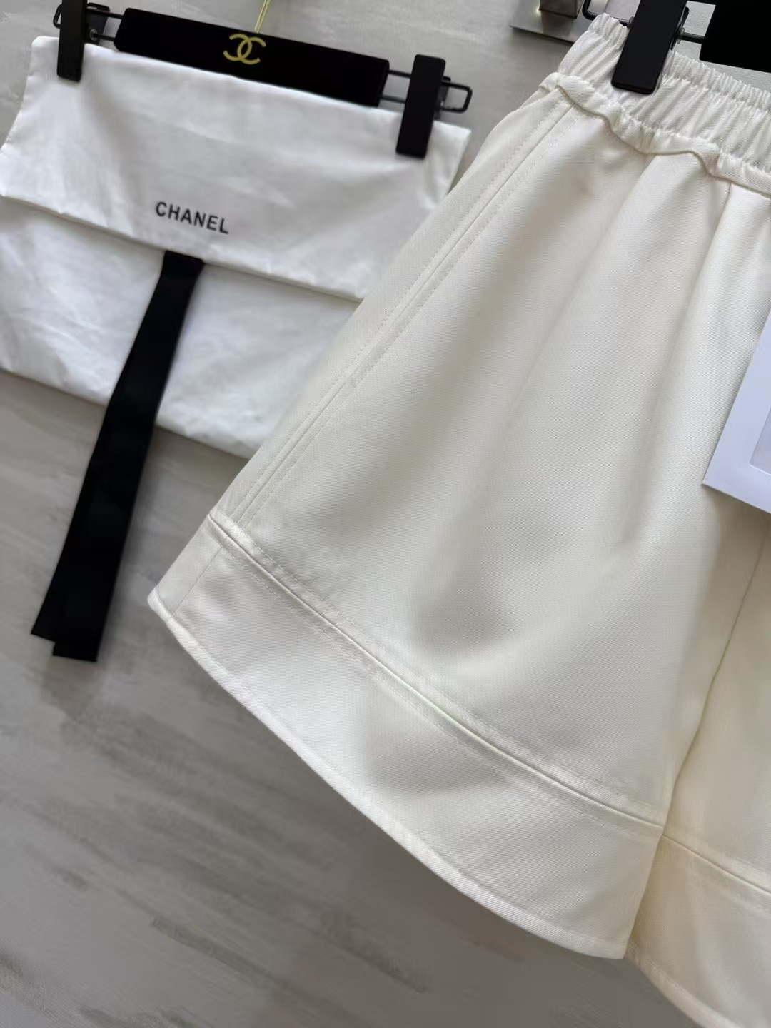 #Chane♡²⁶ss意大利进口精纺羊毛短裤 定制面料面料光泽挺阔垂坠 超级无敌好穿的裤型 上身巨显高显瘦 高品质定制 
