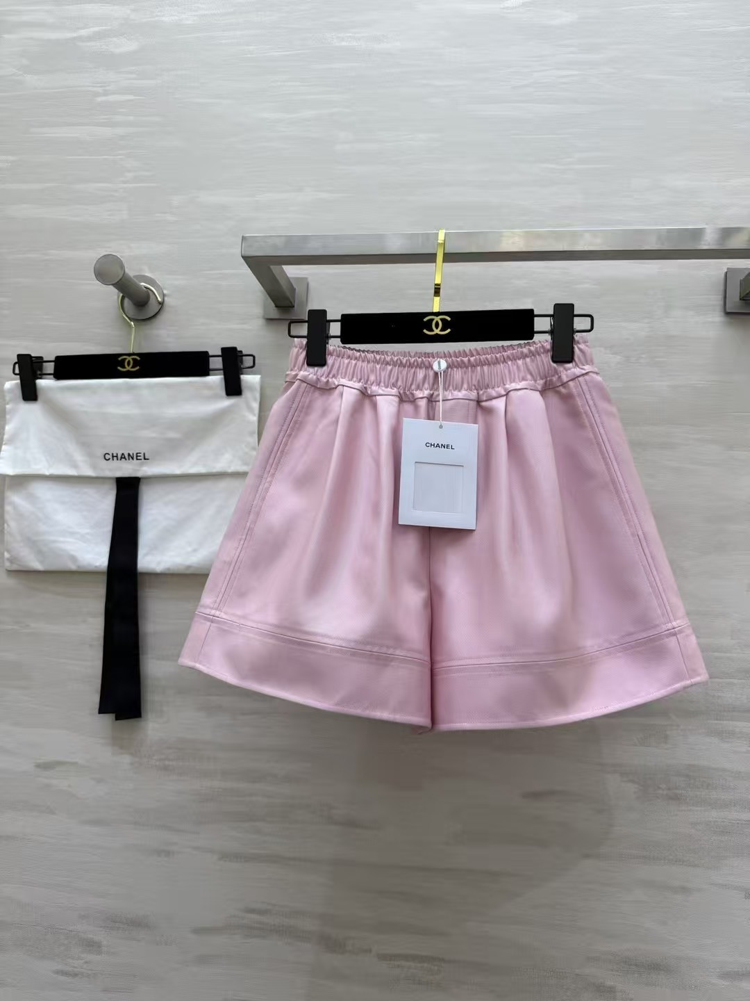 NO:931656,#ChanessItalian imported worsted wool shorts. Customized fabrics. The fabric is shiny and wide and drape. Super invincible and easy-to-wear pants. The upper body is taller and slimmer. High-quality customization. Available in stock first size 36/38/40/42 (size 36 elastic waist 60, pants length 41),,chanel,shorts,19860909#Chaness意大利进口精纺羊毛短裤 定制面料面料光泽挺阔垂坠 超级无敌好穿的裤型 上身巨显高显瘦 高品质定制 现货首发size36/38/40/42（36码弹力腰围60,裤长41）,,chanel,shorts,,Women's clothing