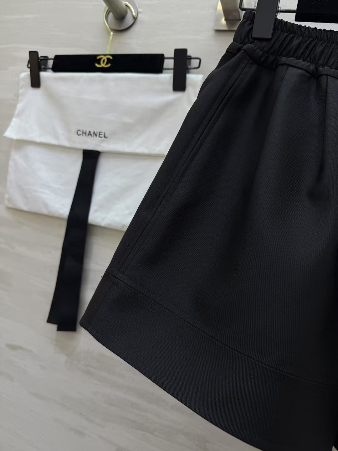 #Chane♡²⁶ss意大利进口精纺羊毛短裤 定制面料面料光泽挺阔垂坠 超级无敌好穿的裤型 上身巨显高显瘦 高品质定制 