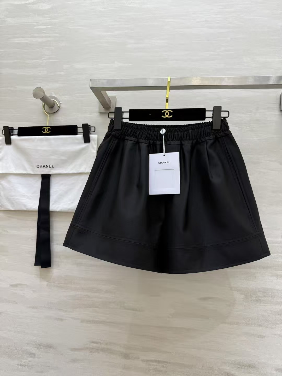 NO:932434,#ChanessItalian imported worsted wool shorts. Customized fabrics. The fabrics are shiny and wide and drape. Super invincible and easy-to-wear pants. The upper body is taller and slimmer. High-quality customization. Available in stock first size 36/38/40/42 (size 36 elastic waist 60, pants length 41), Chanel-clothing, chanel, chanel, shorts,19860909#Chaness意大利进口精纺羊毛短裤 定制面料面料光泽挺阔垂坠 超级无敌好穿的裤型 上身巨显高显瘦 高品质定制 现货首发size36/38/40/42（36码弹力腰围60,裤长41）,香奈儿-服装,chanel,chanel,shorts,,Women's clothing
