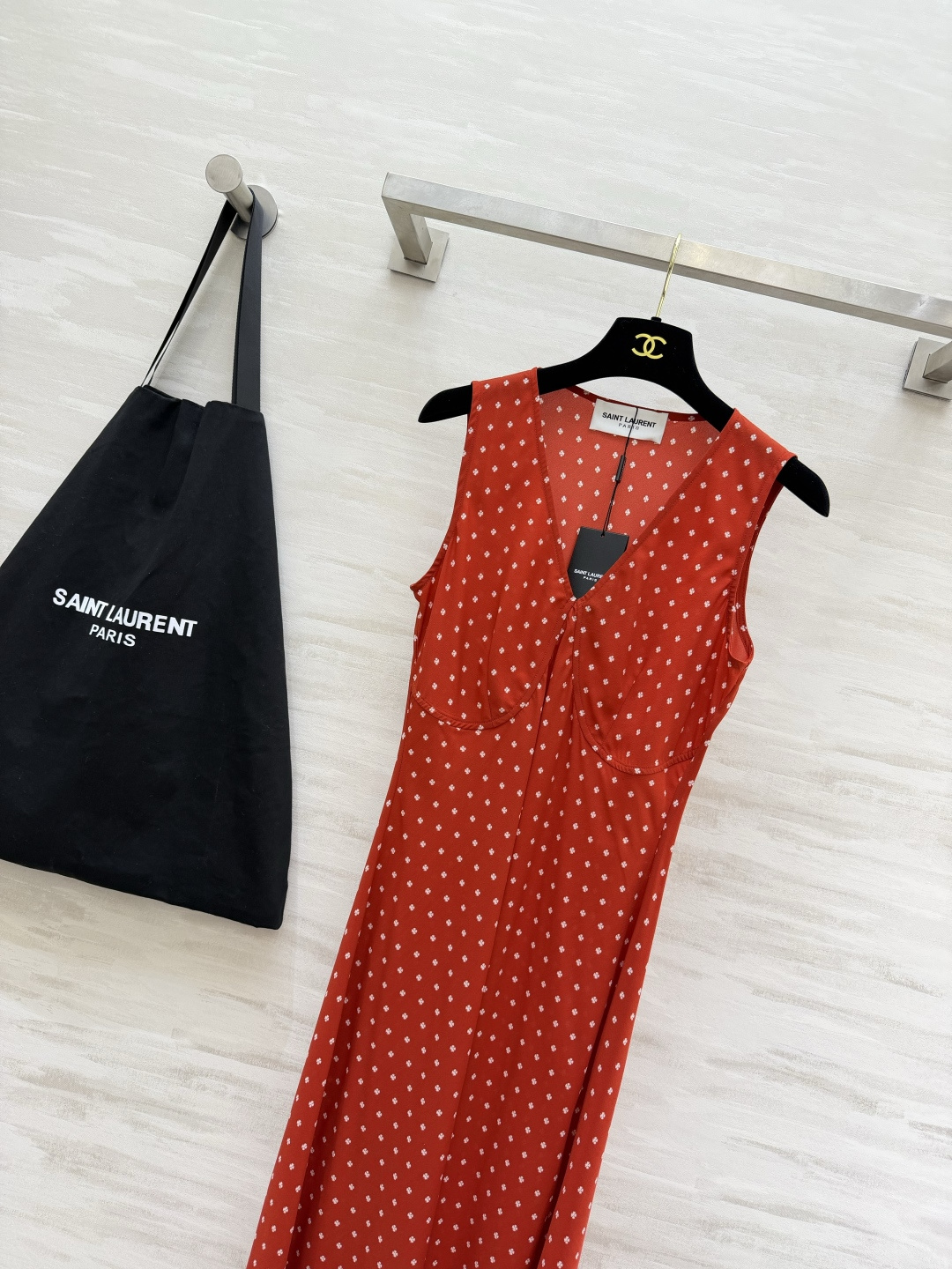 ▫ysl无袖V领碎花长款连衣裙 ▫柔光垂坠丝质面料，轻盈飘逸 ▫立体胸型剪裁，V领显瘦拉长比例 ▫三色可选：复古红/藏青