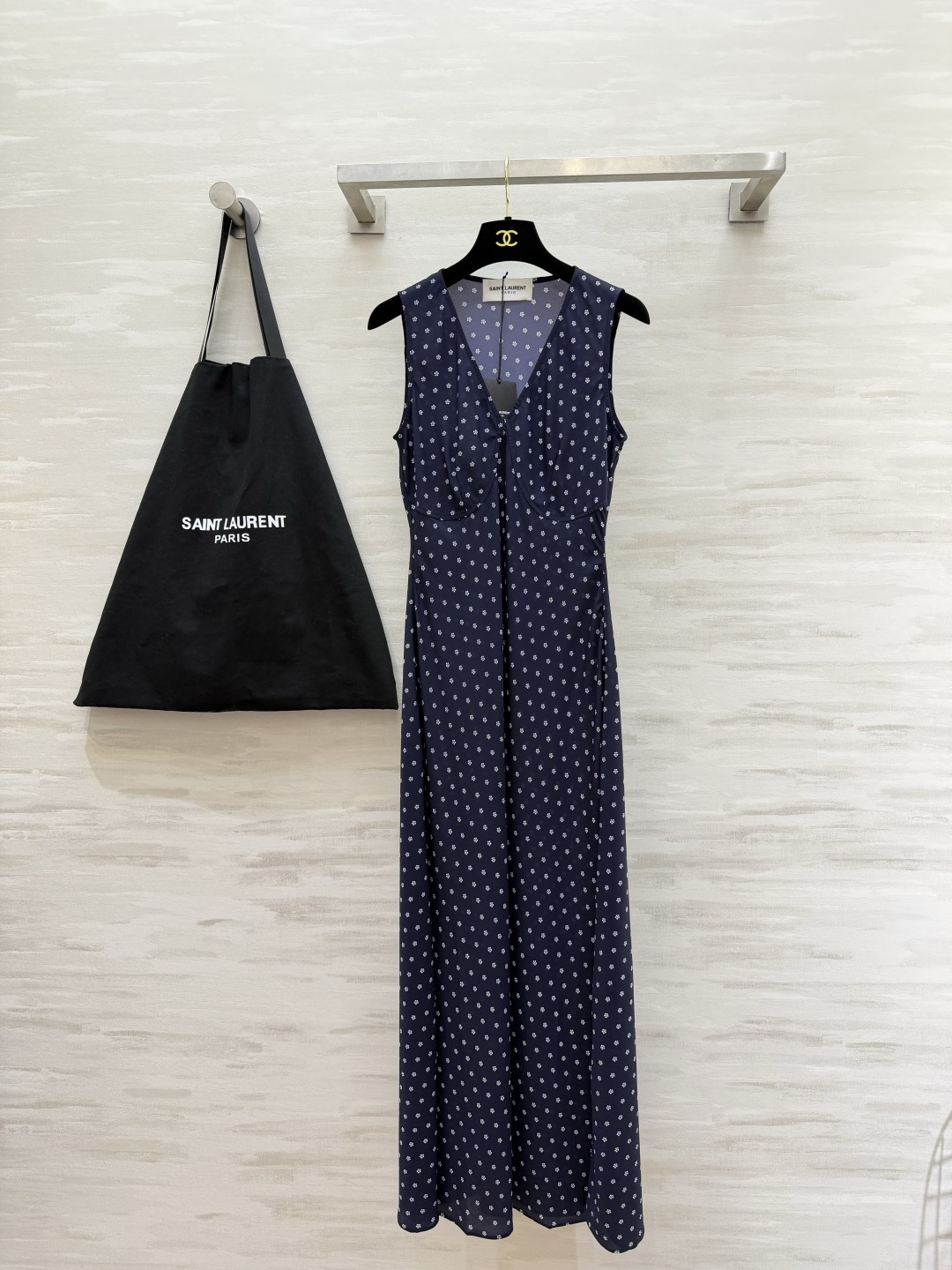 NO:931541,ysl sleeveless V-neck floral long dress. Made of soft draped silk fabric, light and elegant. Three-dimensional bust cut, V-neck slimming and elongated. Available in three colors: retro red/navy blue/black. Waisted long skirt with wide swing. Versatile long skirt for vacation and commuting!  High-quality customization, available in stock first size S/M/L/XL (M size bust 92, skirt length 143), saint laurent, skirts,19860909ysl无袖V领碎花长款连衣裙 柔光垂坠丝质面料,轻盈飘逸 立体胸型剪裁,V领显瘦拉长比例 三色可选复古红/藏青/黑色 收腰大摆长裙,度假通勤百搭长裙！高品质定制 现货首发sizeS/M/L/XL（M码胸围92,裙长143）,,saint laurent,skirts,,Women's clothing