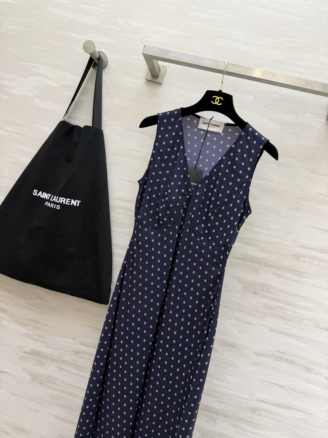 ▫ysl无袖V领碎花长款连衣裙 ▫柔光垂坠丝质面料，轻盈飘逸 ▫立体胸型剪裁，V领显瘦拉长比例 ▫三色可选：复古红/藏青
