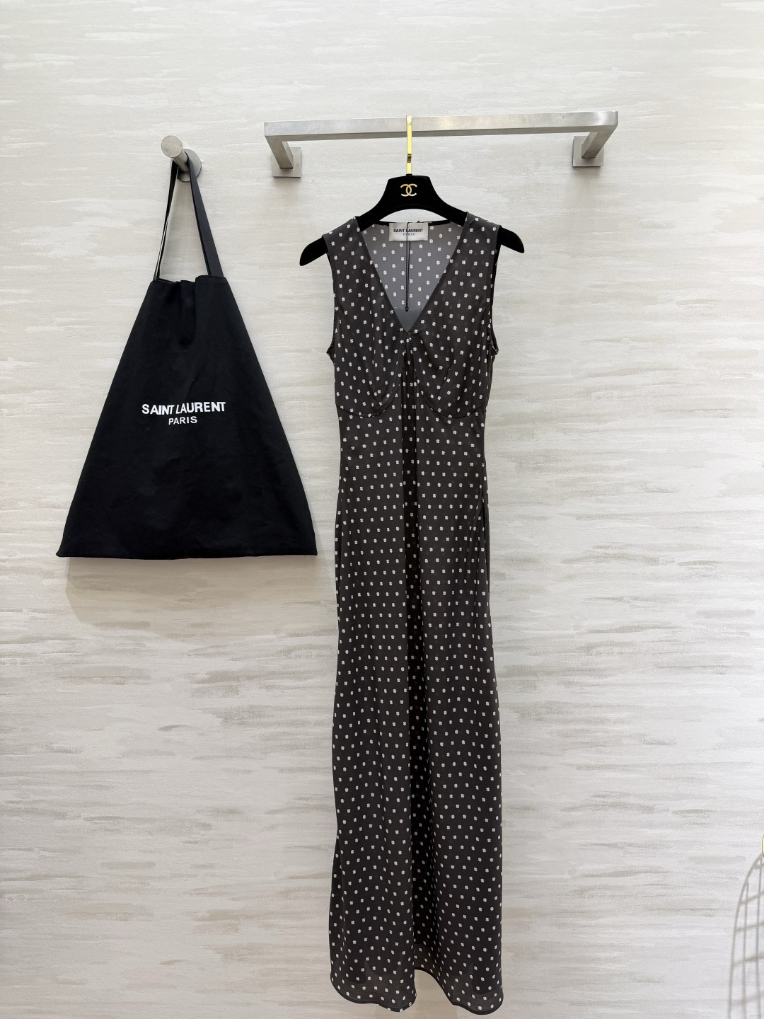NO:931521,ysl sleeveless V-neck floral long dress. Made of soft draped silk fabric, light and elegant. Three-dimensional bust cut, V-neck slimming and elongated. Available in three colors: retro red/navy blue/black. Waisted long skirt with wide swing. Versatile long skirt for vacation and commuting!  High-quality customization, available in stock first size S/M/L/XL (M size bust 92, skirt length 143), saint laurent, skirts,19860909ysl无袖V领碎花长款连衣裙 柔光垂坠丝质面料,轻盈飘逸 立体胸型剪裁,V领显瘦拉长比例 三色可选复古红/藏青/黑色 收腰大摆长裙,度假通勤百搭长裙！高品质定制 现货首发sizeS/M/L/XL（M码胸围92,裙长143）,,saint laurent,skirts,,Women's clothing