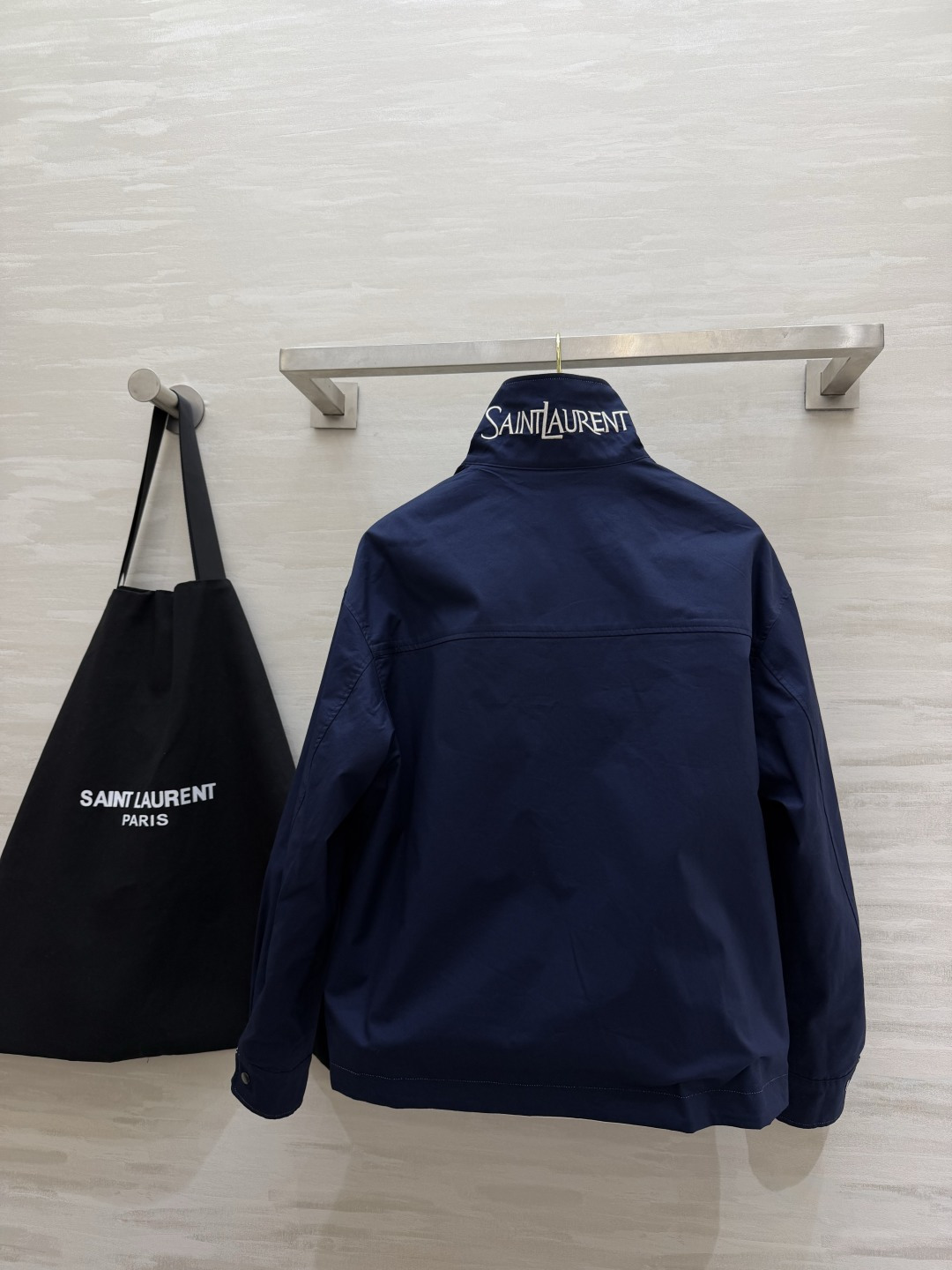 ▫ysl²⁶正反两穿撞色工装外套 ▫双面可穿，一件两种穿搭效果 ▫藏青撞色翻领，胸口小logo点缀 ▫双贴袋工装设计，宽