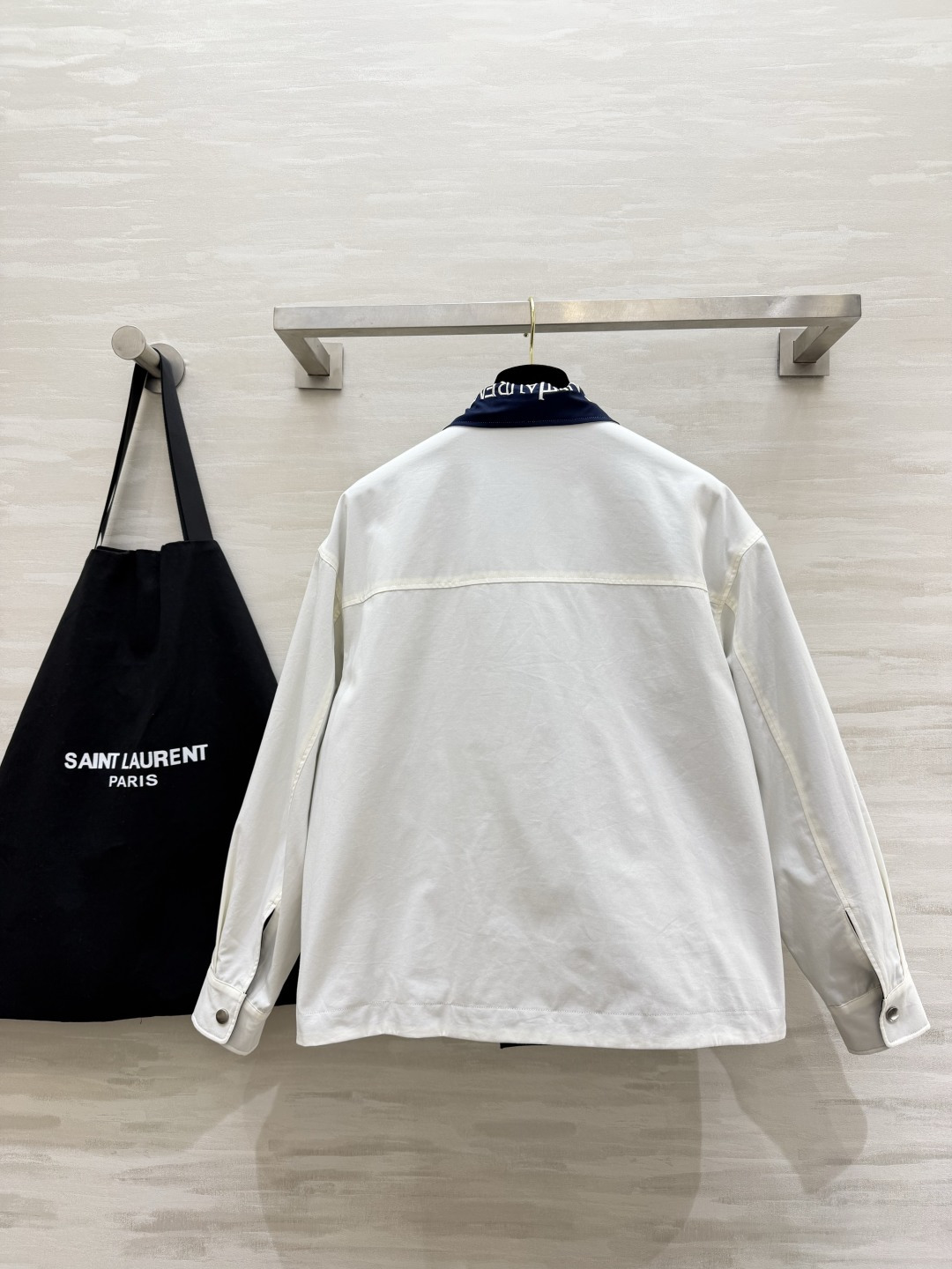 ▫ysl²⁶正反两穿撞色工装外套 ▫双面可穿，一件两种穿搭效果 ▫藏青撞色翻领，胸口小logo点缀 ▫双贴袋工装设计，宽