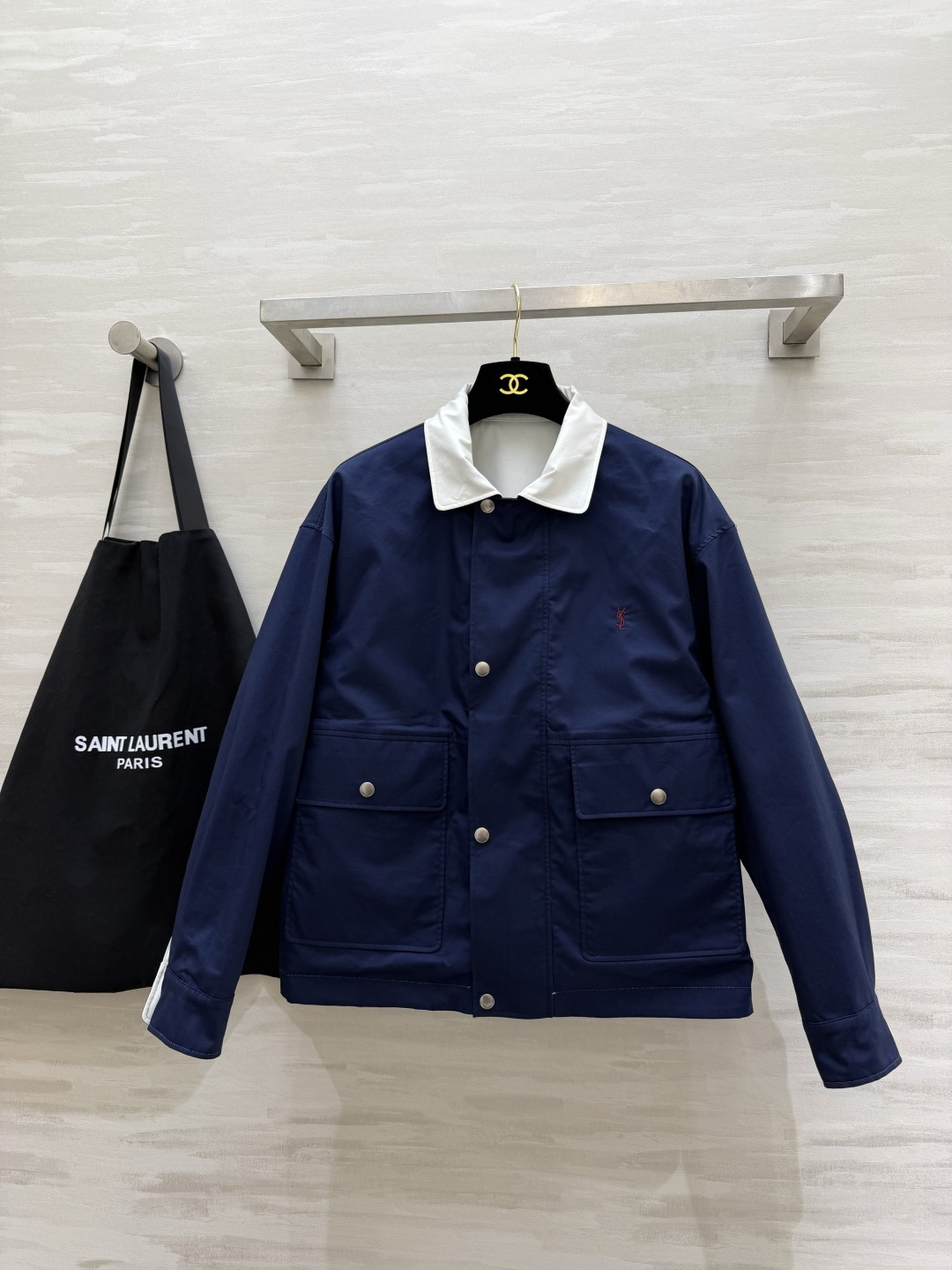 ▫ysl²⁶正反两穿撞色工装外套 ▫双面可穿，一件两种穿搭效果 ▫藏青撞色翻领，胸口小logo点缀 ▫双贴袋工装设计，宽