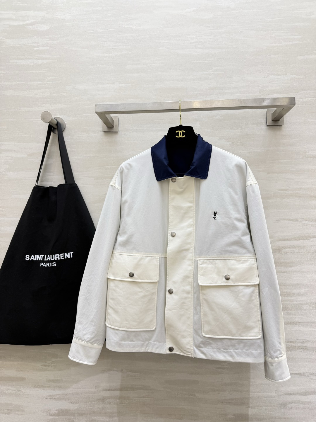 NO:931499,ysl reversible contrasting color work jacket. Reversible, one piece can be worn with two styles. Navy blue contrasting lapels, small logo embellishment on the chest. Double patch pocket workwear design, loose off-shoulder version. White/khaki two-color, versatile jacket for casual commuting!  High-quality customization, available in stock first size S/M/L (S size shoulder width 50, chest 106, length 60), saint laurent, jackets & coats, jackets & coats,19860909ysl正反两穿撞色工装外套 双面可穿,一件两种穿搭效果 藏青撞色翻领,胸口小logo点缀 双贴袋工装设计,宽松落肩版型 白/卡其二色,休闲通勤百搭夹克！高品质定制 现货首发sizeS/M/L（s码肩宽50,胸围106,衣长60）,,saint laurent,jackets & coats,jackets & coats,,Women's clothing