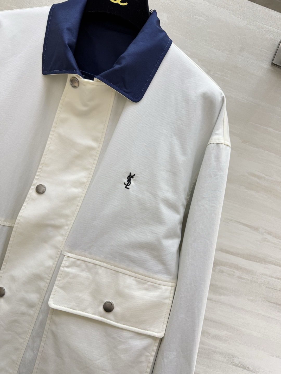 ▫ysl²⁶正反两穿撞色工装外套 ▫双面可穿，一件两种穿搭效果 ▫藏青撞色翻领，胸口小logo点缀 ▫双贴袋工装设计，宽
