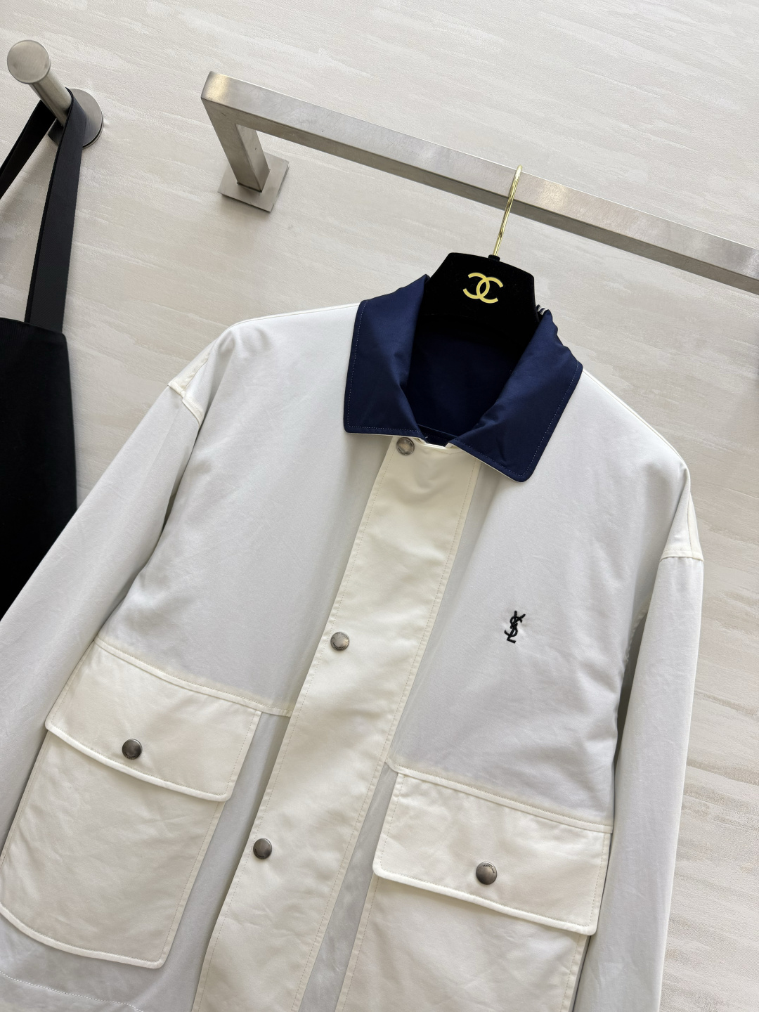 ▫ysl²⁶正反两穿撞色工装外套 ▫双面可穿，一件两种穿搭效果 ▫藏青撞色翻领，胸口小logo点缀 ▫双贴袋工装设计，宽