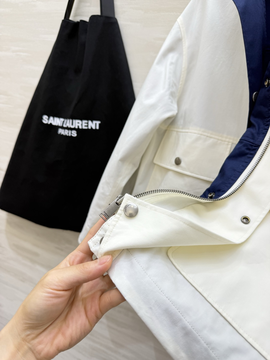 ▫ysl²⁶正反两穿撞色工装外套 ▫双面可穿，一件两种穿搭效果 ▫藏青撞色翻领，胸口小logo点缀 ▫双贴袋工装设计，宽