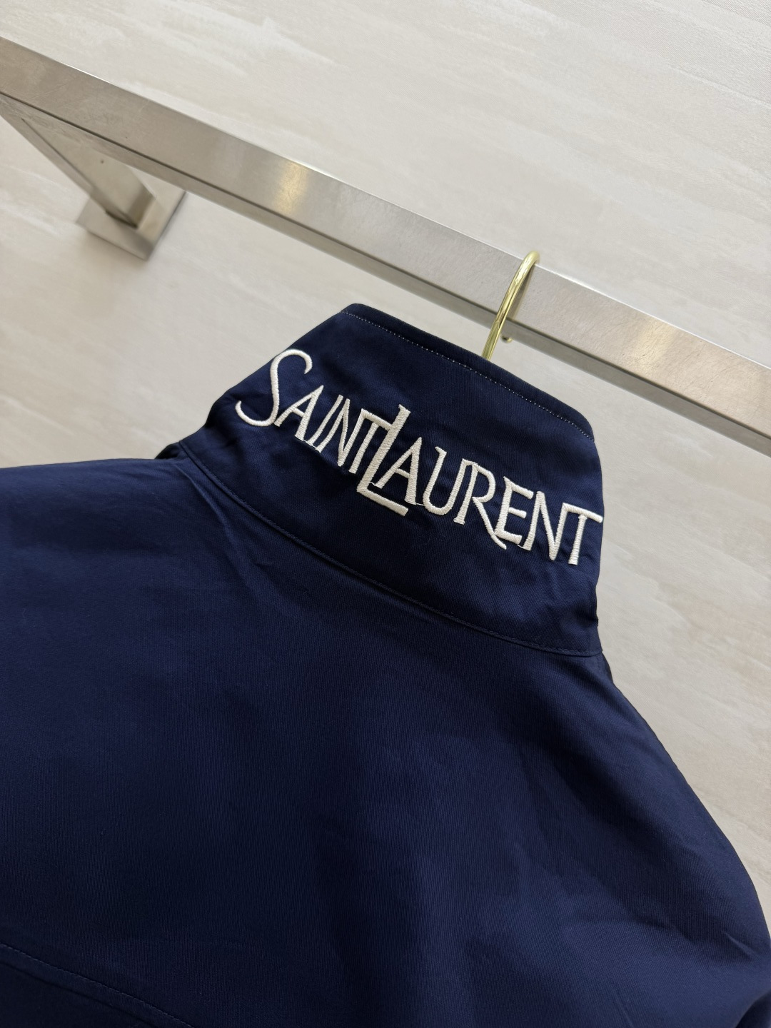▫ysl²⁶正反两穿撞色工装外套 ▫双面可穿，一件两种穿搭效果 ▫藏青撞色翻领，胸口小logo点缀 ▫双贴袋工装设计，宽