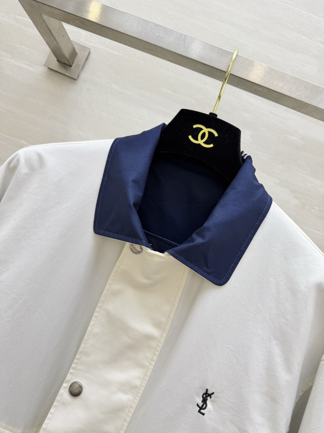 ▫ysl²⁶正反两穿撞色工装外套 ▫双面可穿，一件两种穿搭效果 ▫藏青撞色翻领，胸口小logo点缀 ▫双贴袋工装设计，宽