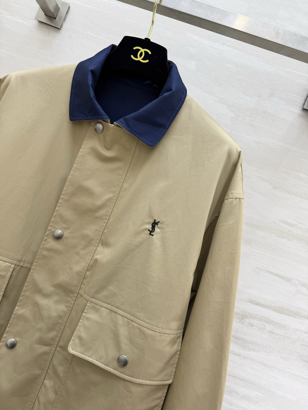 ▫ysl²⁶正反两穿撞色工装外套 ▫双面可穿，一件两种穿搭效果 ▫藏青撞色翻领，胸口小logo点缀 ▫双贴袋工装设计，宽