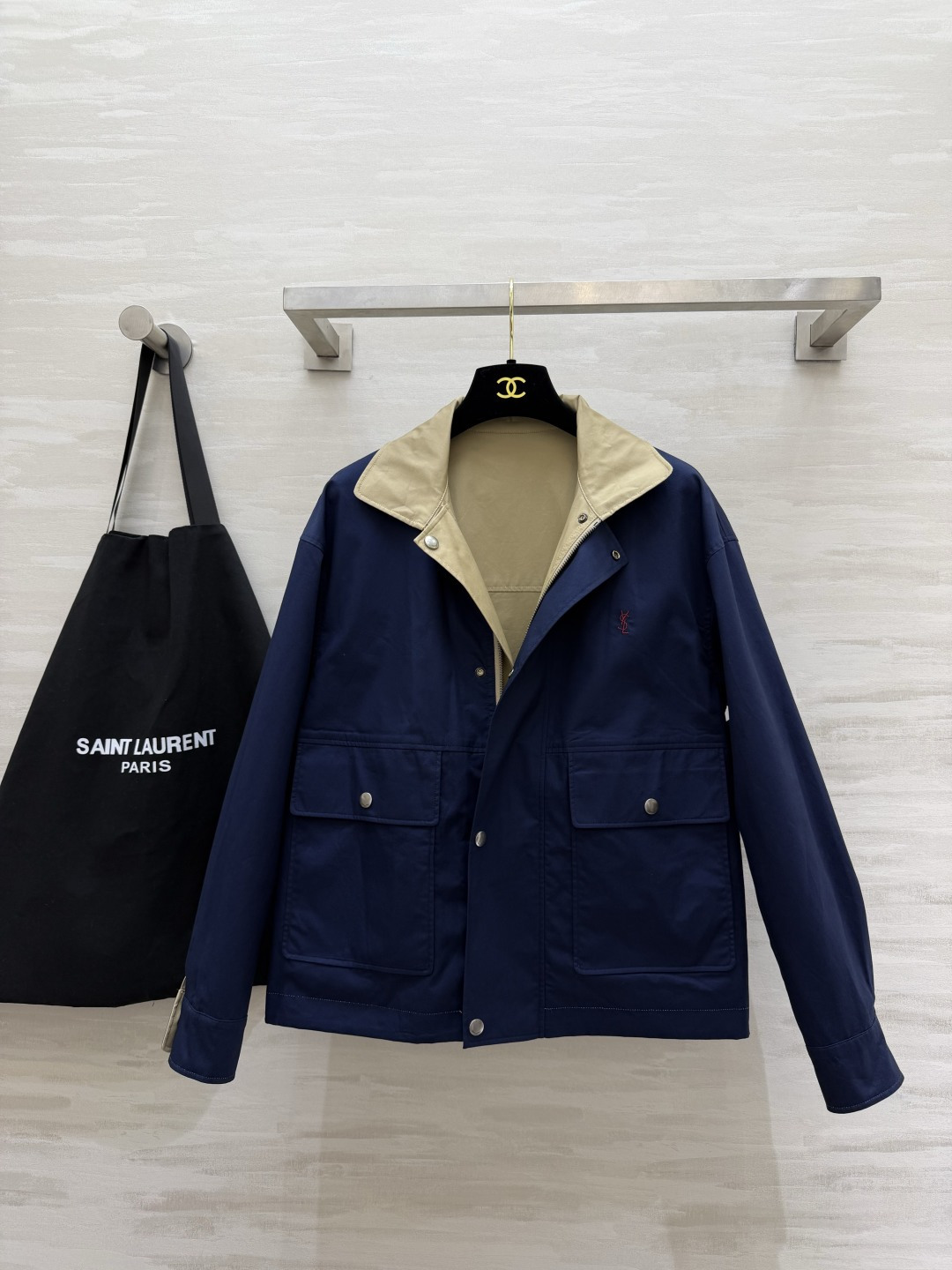 ▫ysl²⁶正反两穿撞色工装外套 ▫双面可穿，一件两种穿搭效果 ▫藏青撞色翻领，胸口小logo点缀 ▫双贴袋工装设计，宽