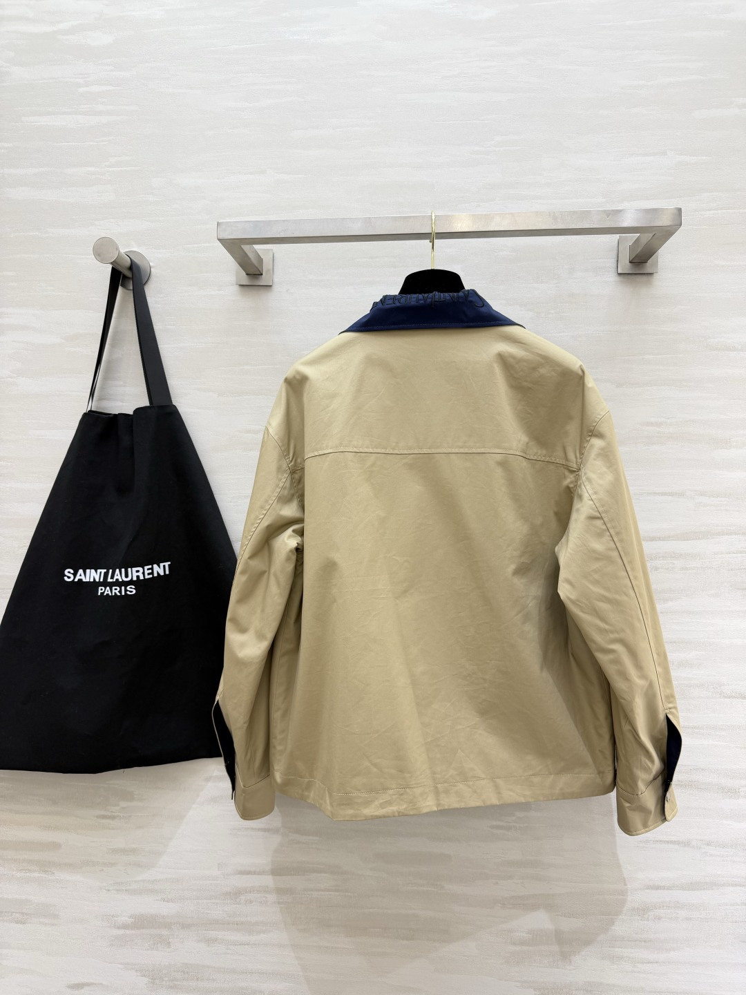 ▫ysl²⁶正反两穿撞色工装外套 ▫双面可穿，一件两种穿搭效果 ▫藏青撞色翻领，胸口小logo点缀 ▫双贴袋工装设计，宽
