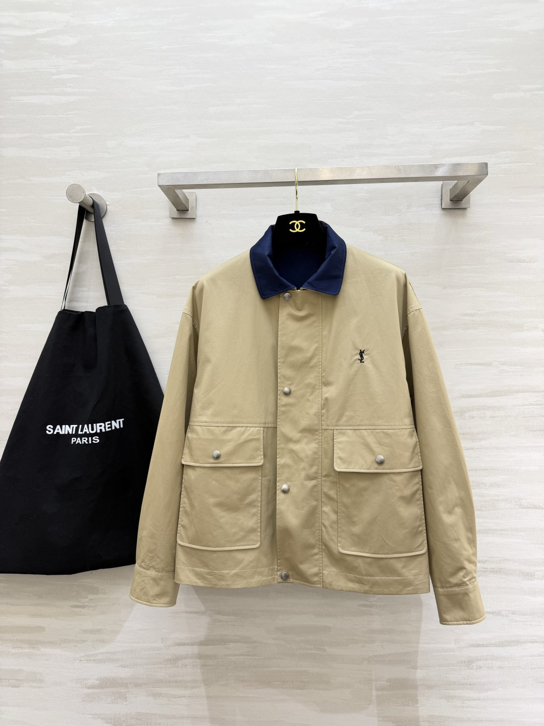 NO:931565,ysl reversible contrasting color work jacket. Reversible, one piece can be worn with two styles. Navy blue contrasting lapels, small logo embellishment on the chest. Double patch pocket workwear design, loose off-shoulder version. White/khaki two-color, versatile jacket for casual commuting!  High-quality customization, available in stock first size S/M/L (S size shoulder width 50, chest 106, length 60), saint laurent, jackets & coats, jackets & coats,19860909ysl正反两穿撞色工装外套 双面可穿,一件两种穿搭效果 藏青撞色翻领,胸口小logo点缀 双贴袋工装设计,宽松落肩版型 白/卡其二色,休闲通勤百搭夹克！高品质定制 现货首发sizeS/M/L（s码肩宽50,胸围106,衣长60）,,saint laurent,jackets & coats,jackets & coats,,Women's clothing