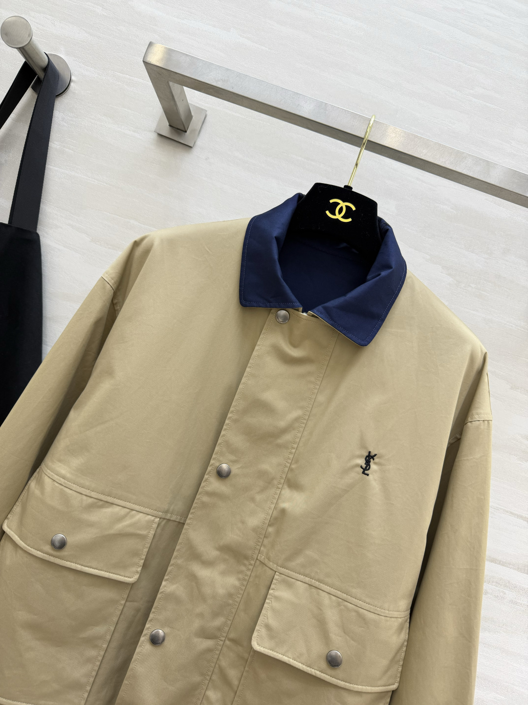 ▫ysl²⁶正反两穿撞色工装外套 ▫双面可穿，一件两种穿搭效果 ▫藏青撞色翻领，胸口小logo点缀 ▫双贴袋工装设计，宽